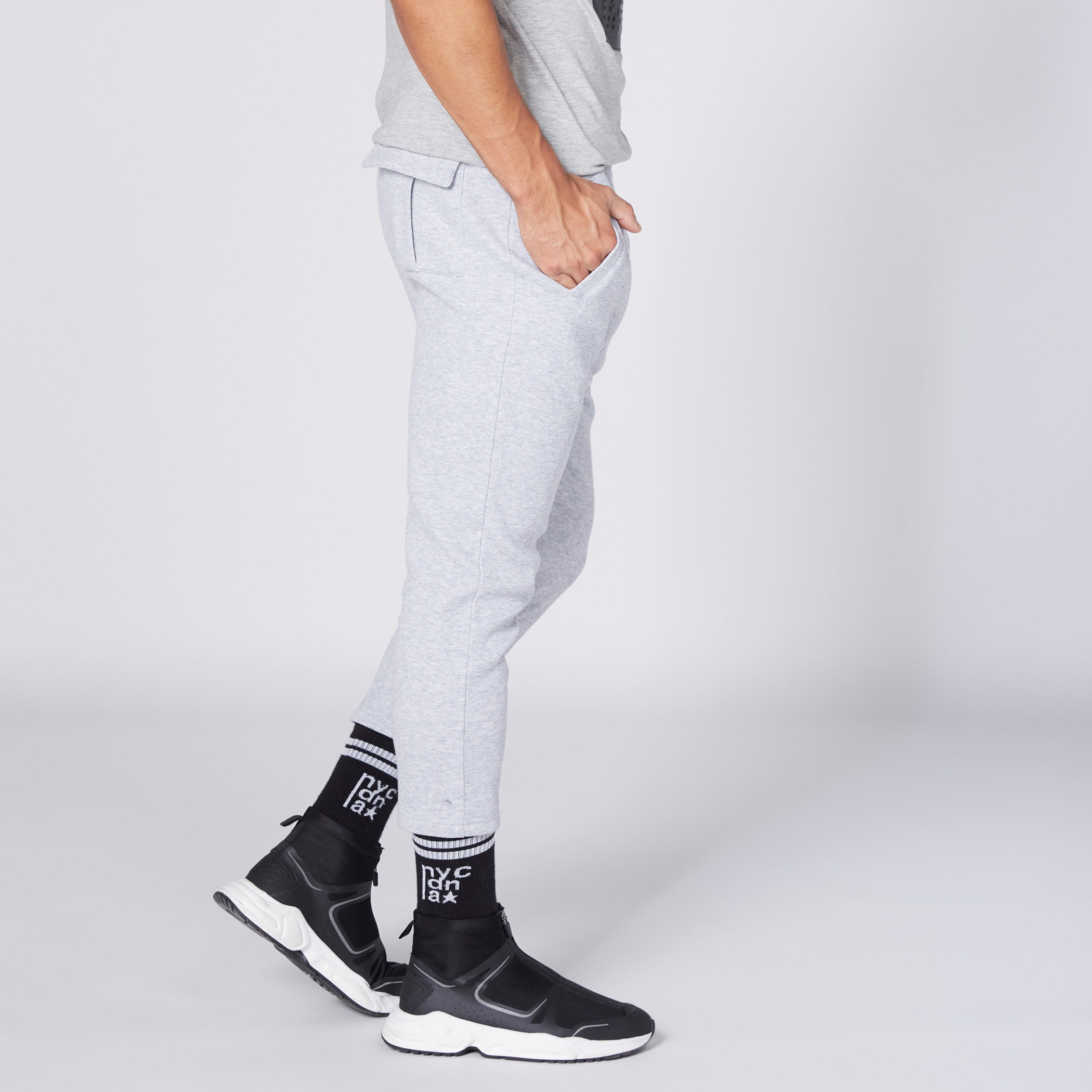 بنطال قصير بخصر مطّاطي وجيوب-men-clothing-bottoms-trousersandchinos-trousers-image-4