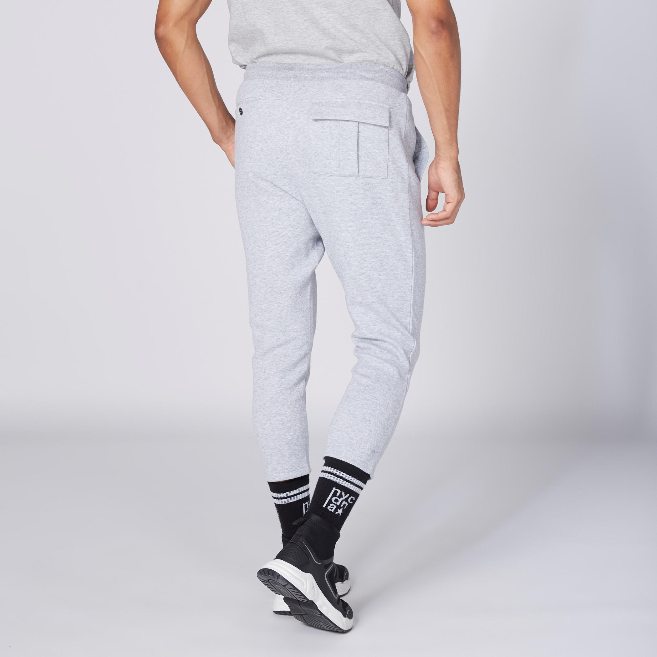 بنطال قصير بخصر مطّاطي وجيوب-men-clothing-bottoms-trousersandchinos-trousers-image-5