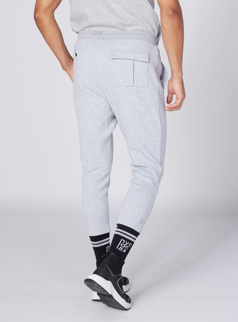 بنطال قصير بخصر مطّاطي وجيوب-men-clothing-bottoms-trousersandchinos-trousers-image-5