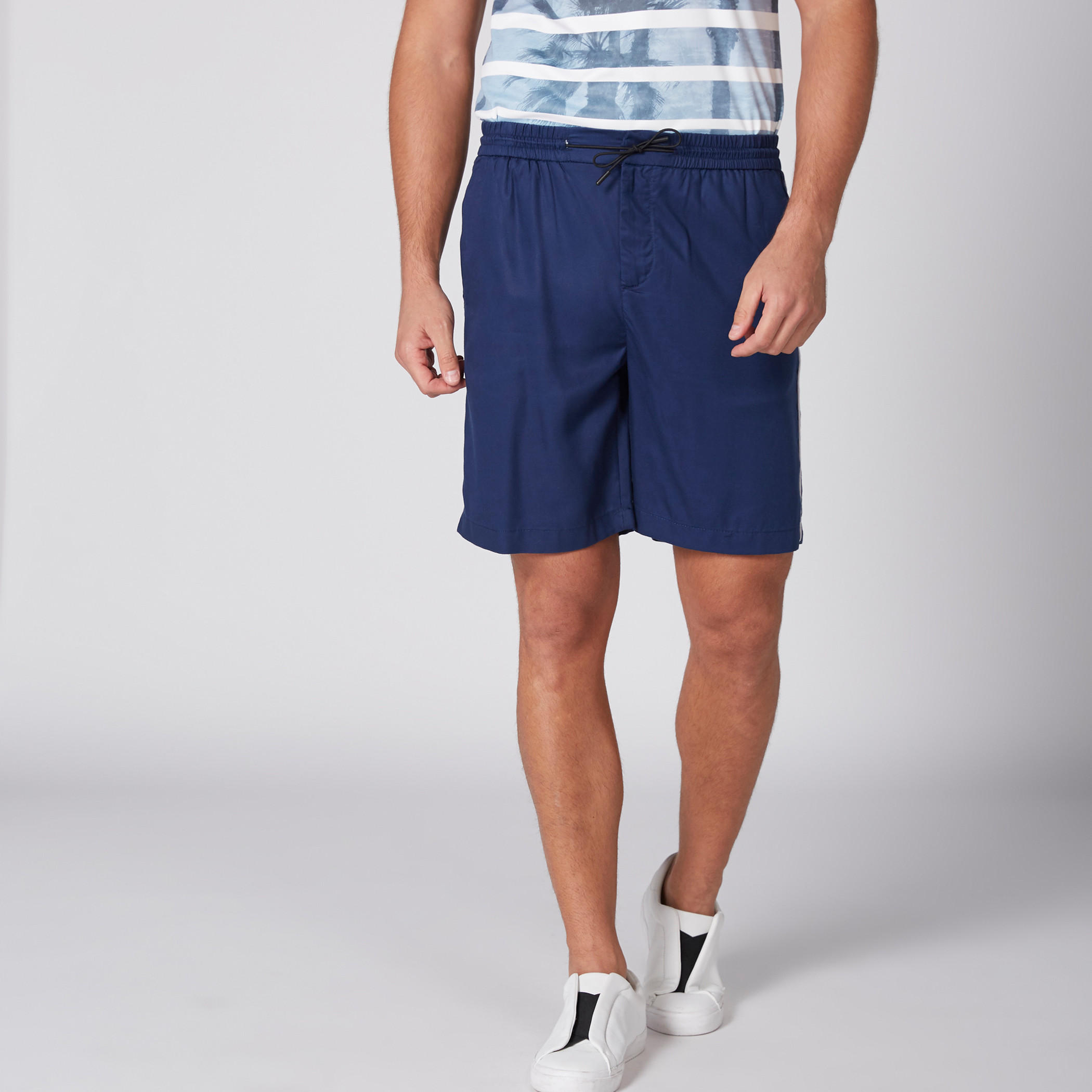 شورت بخصر مطّاطي وجيوب ورباط-men-clothing-bottoms-shorts-image-3