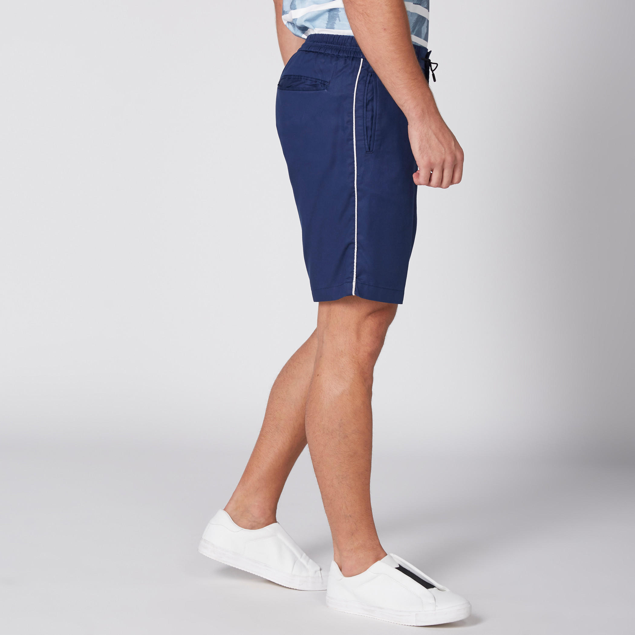 شورت بخصر مطّاطي وجيوب ورباط-men-clothing-bottoms-shorts-image-4