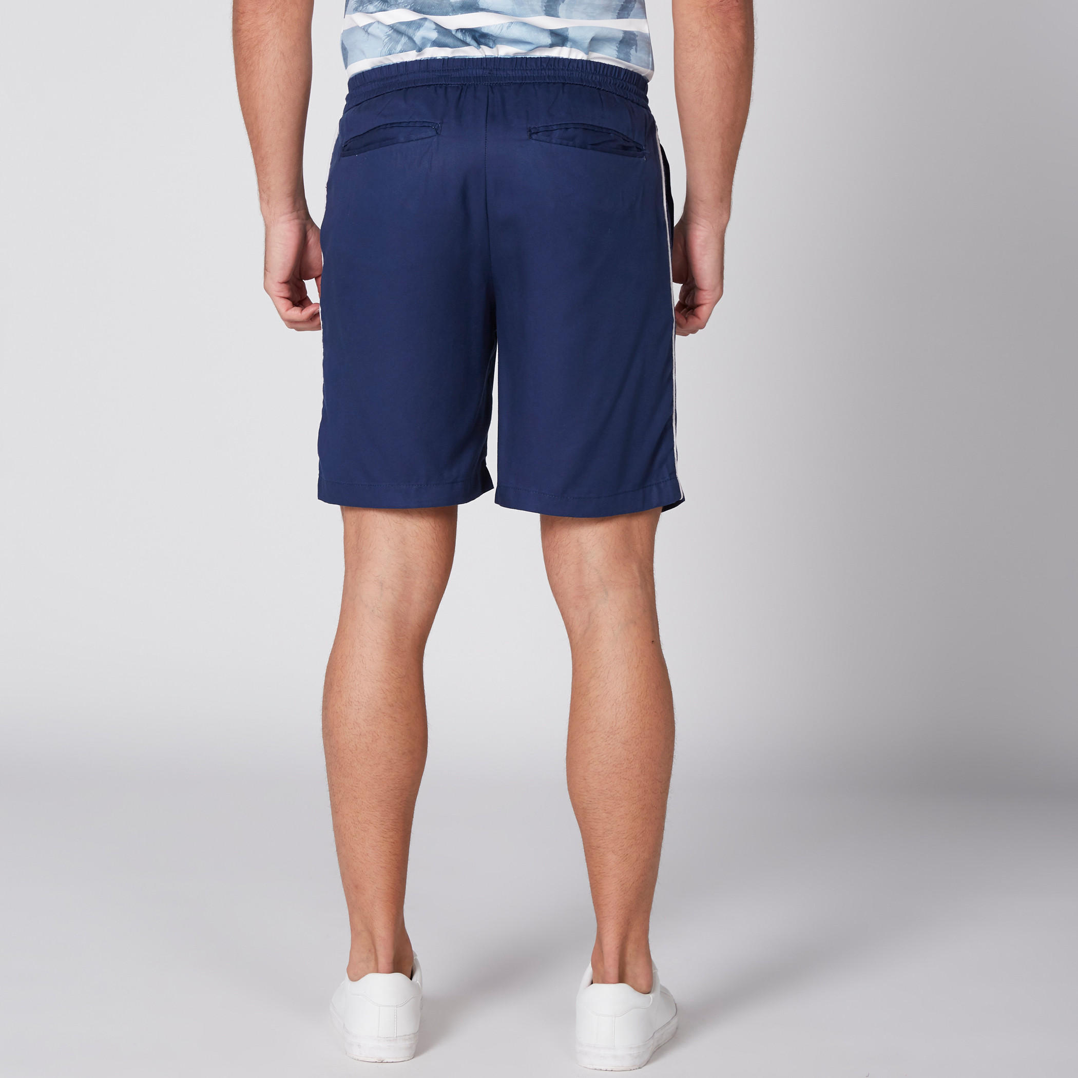 شورت بخصر مطّاطي وجيوب ورباط-men-clothing-bottoms-shorts-image-5