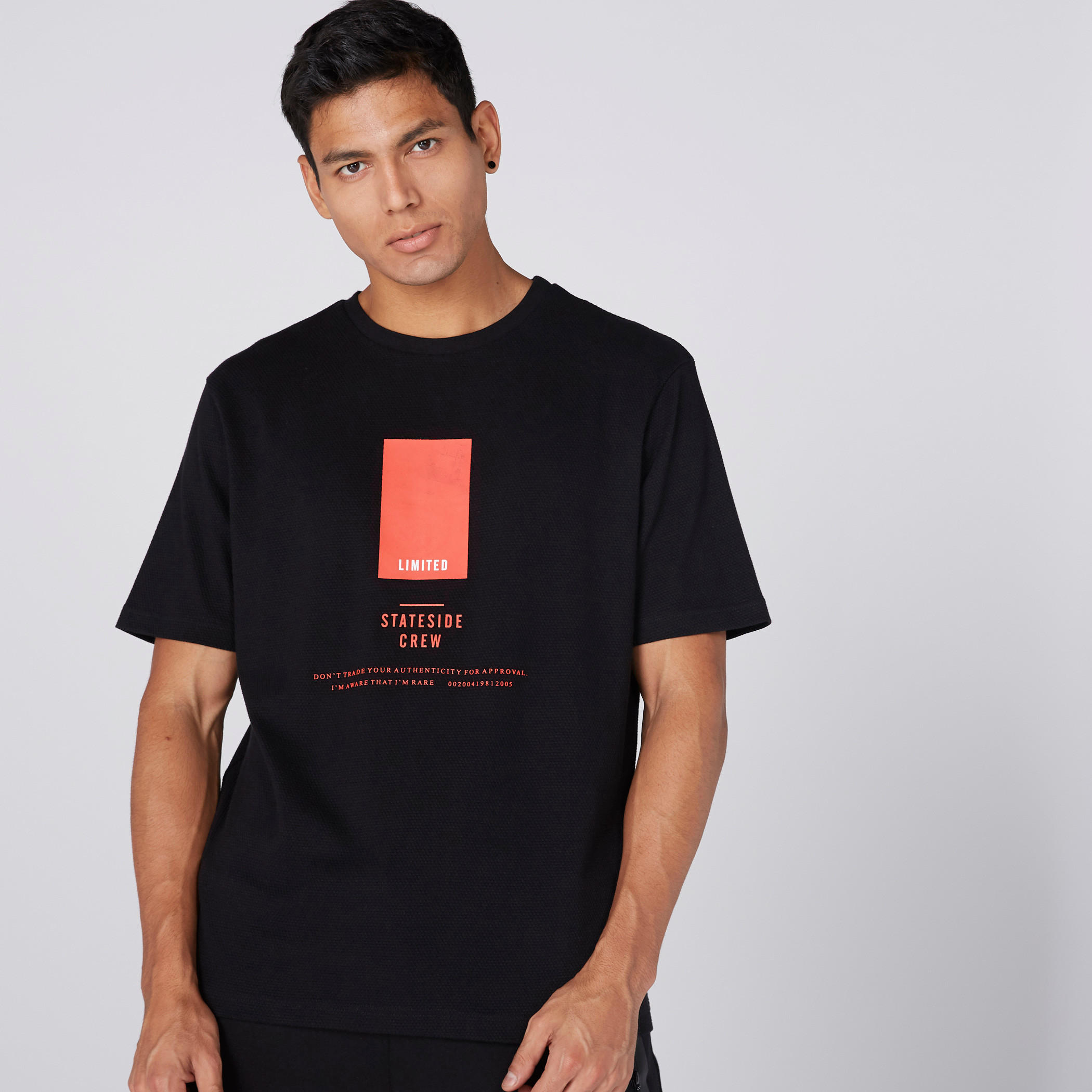 تيشيرت بياقة مستديرة وأكمام قصيرة وطبعات-men-clothing-tshirtsandpolos-tshirts-image-1