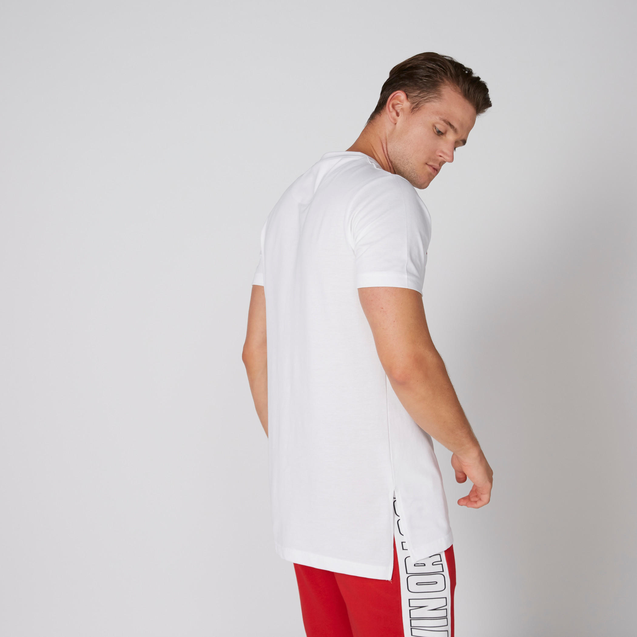 تيشيرت بياقة ضيّقة وأكمام قصيرة وطبعات-men-clothing-tshirtsandpolos-tshirts-image-2