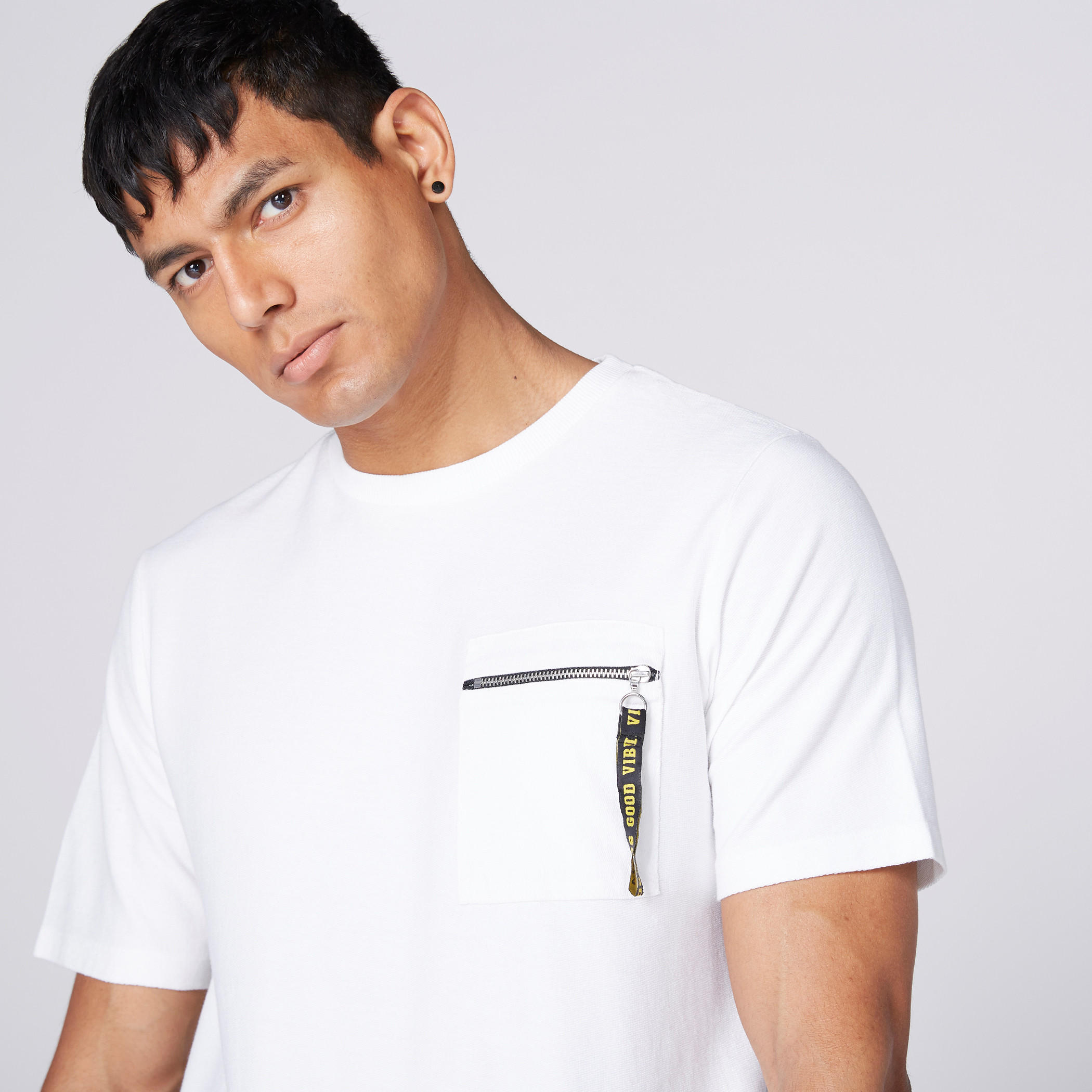 تيشيرت بياقة مستديرة وأكمام قصيرة وسحّاب-men-clothing-tshirtsandpolos-tshirts-image-1