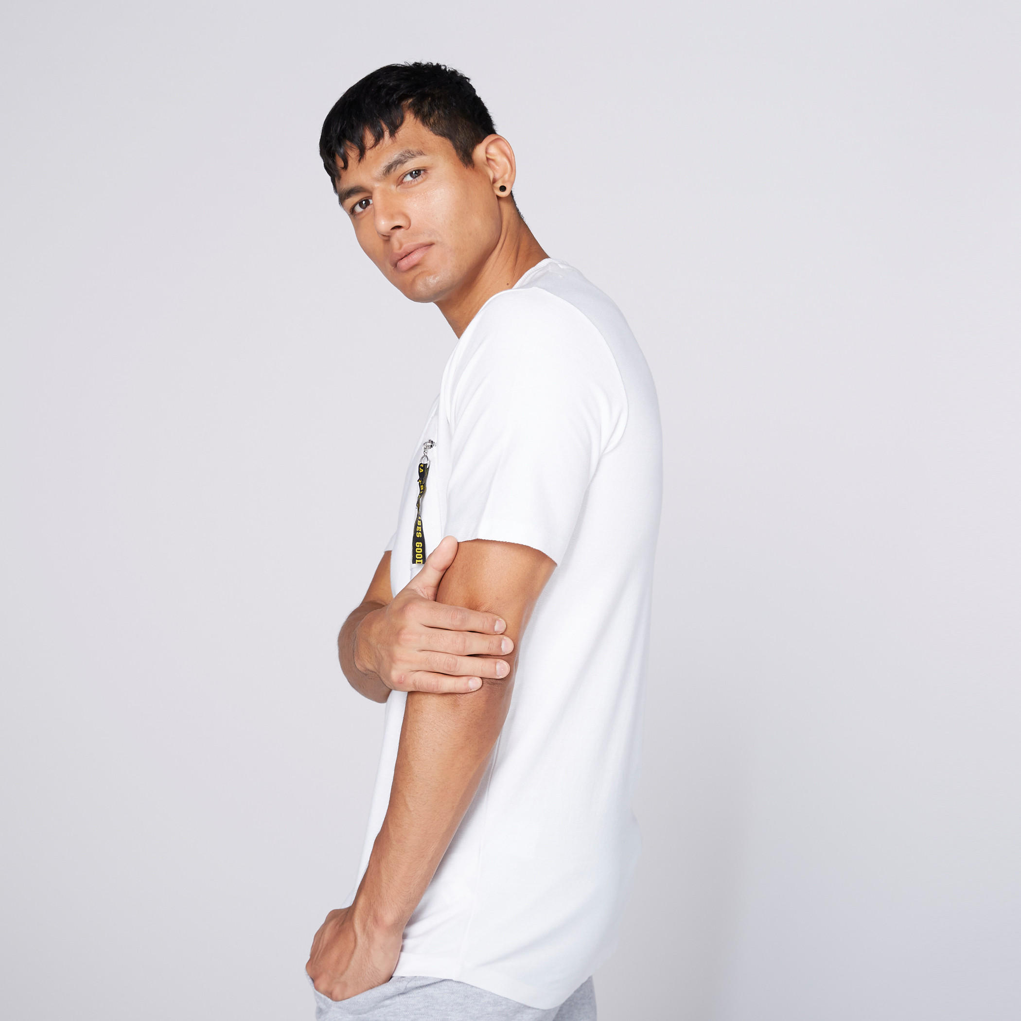 تيشيرت بياقة مستديرة وأكمام قصيرة وسحّاب-men-clothing-tshirtsandpolos-tshirts-image-2