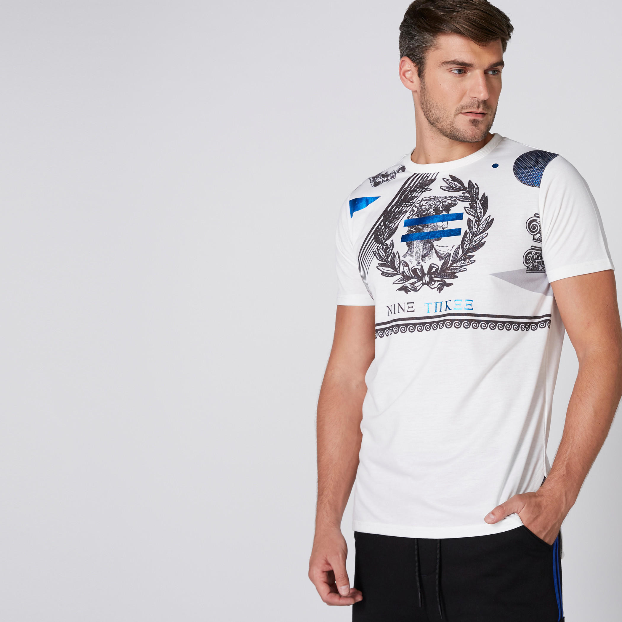 تيشيرت بياقة ضيّقة وأكمام قصيرة وطبعات-men-clothing-tshirtsandpolos-tshirts-image-1