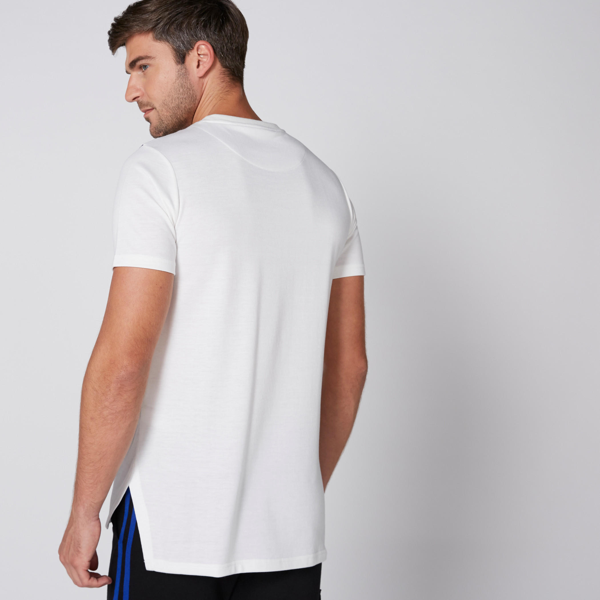 تيشيرت بياقة ضيّقة وأكمام قصيرة وطبعات-men-clothing-tshirtsandpolos-tshirts-image-2