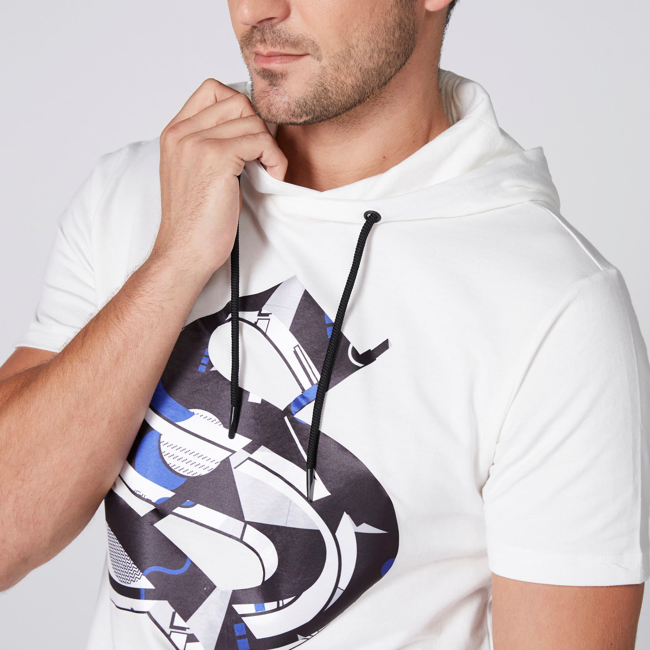 تيشيرت بأكمام قصيرة وطبعات مع قبعة-men-clothing-tshirtsandpolos-tshirts-image-2