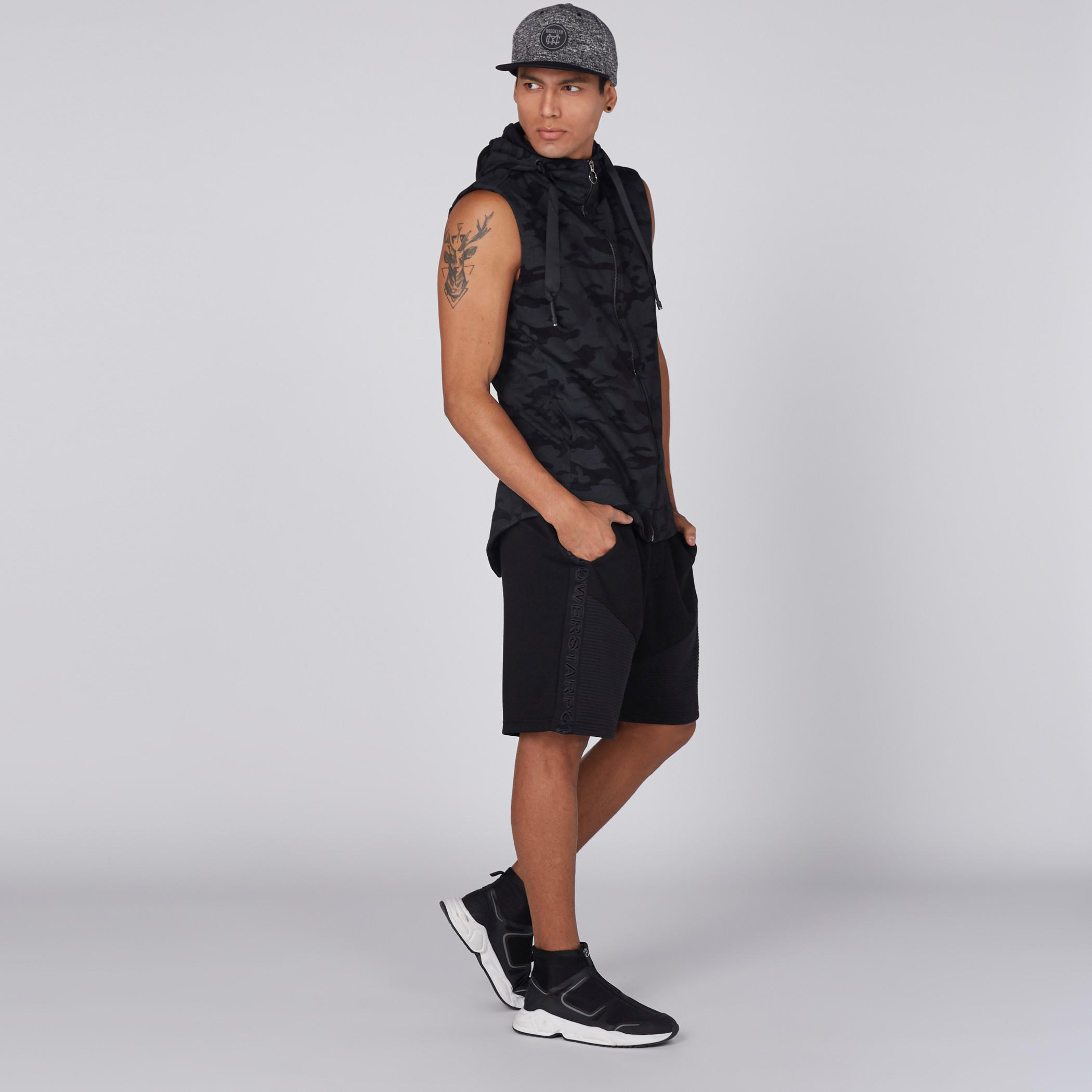 جاكيت دون أكمام بسحّاب إغلاق وقبعة وطبعات-men-clothing-jacketsandblazers-jackets-image-2