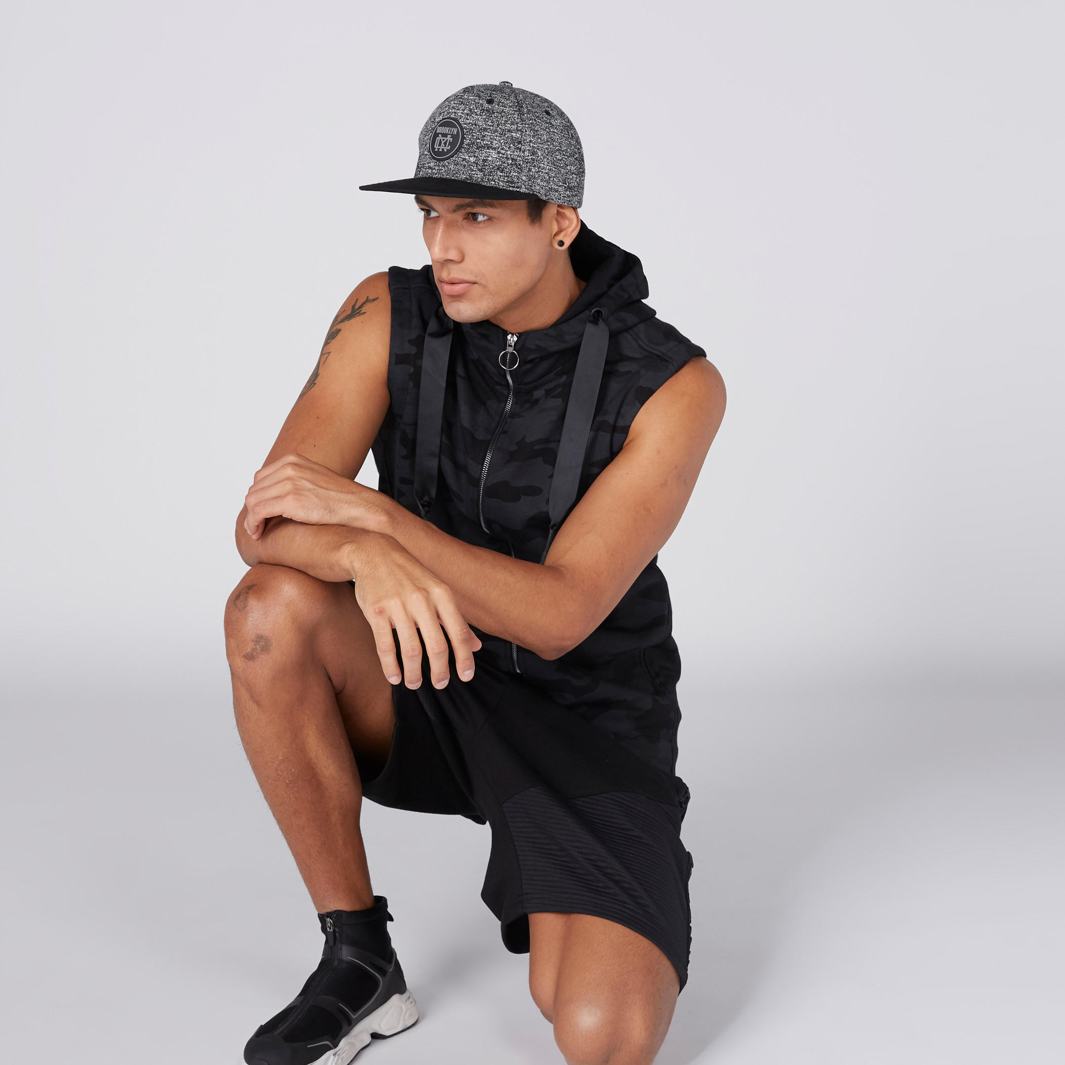 جاكيت دون أكمام بسحّاب إغلاق وقبعة وطبعات-men-clothing-jacketsandblazers-jackets-image-3