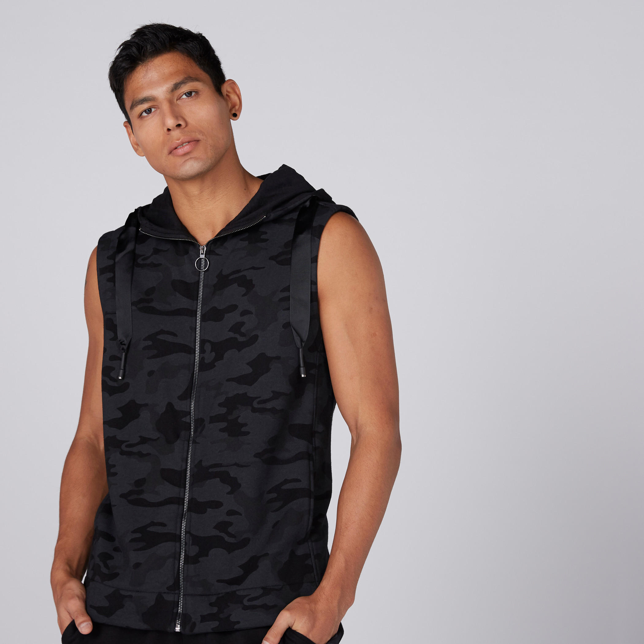 جاكيت دون أكمام بسحّاب إغلاق وقبعة وطبعات-men-clothing-jacketsandblazers-jackets-image-4