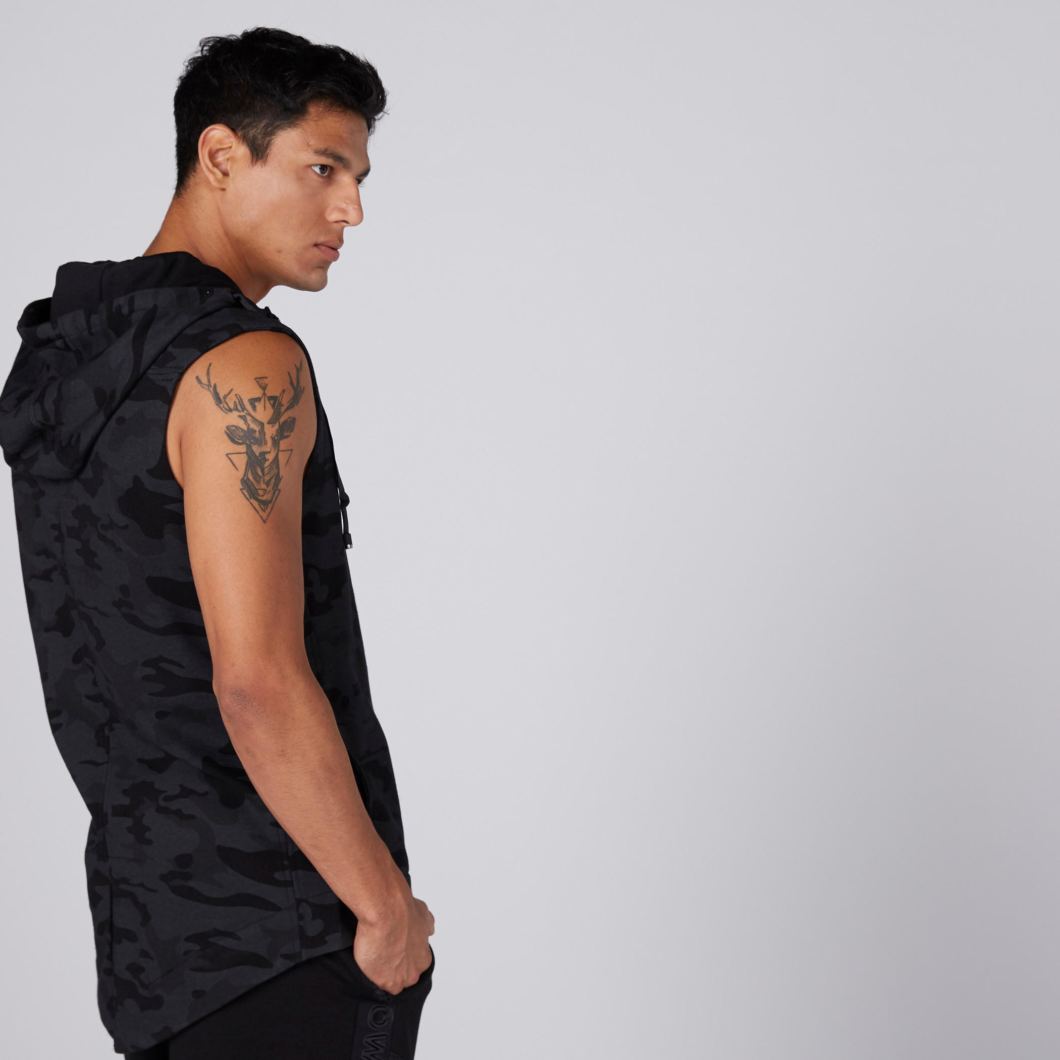 جاكيت دون أكمام بسحّاب إغلاق وقبعة وطبعات-men-clothing-jacketsandblazers-jackets-image-5