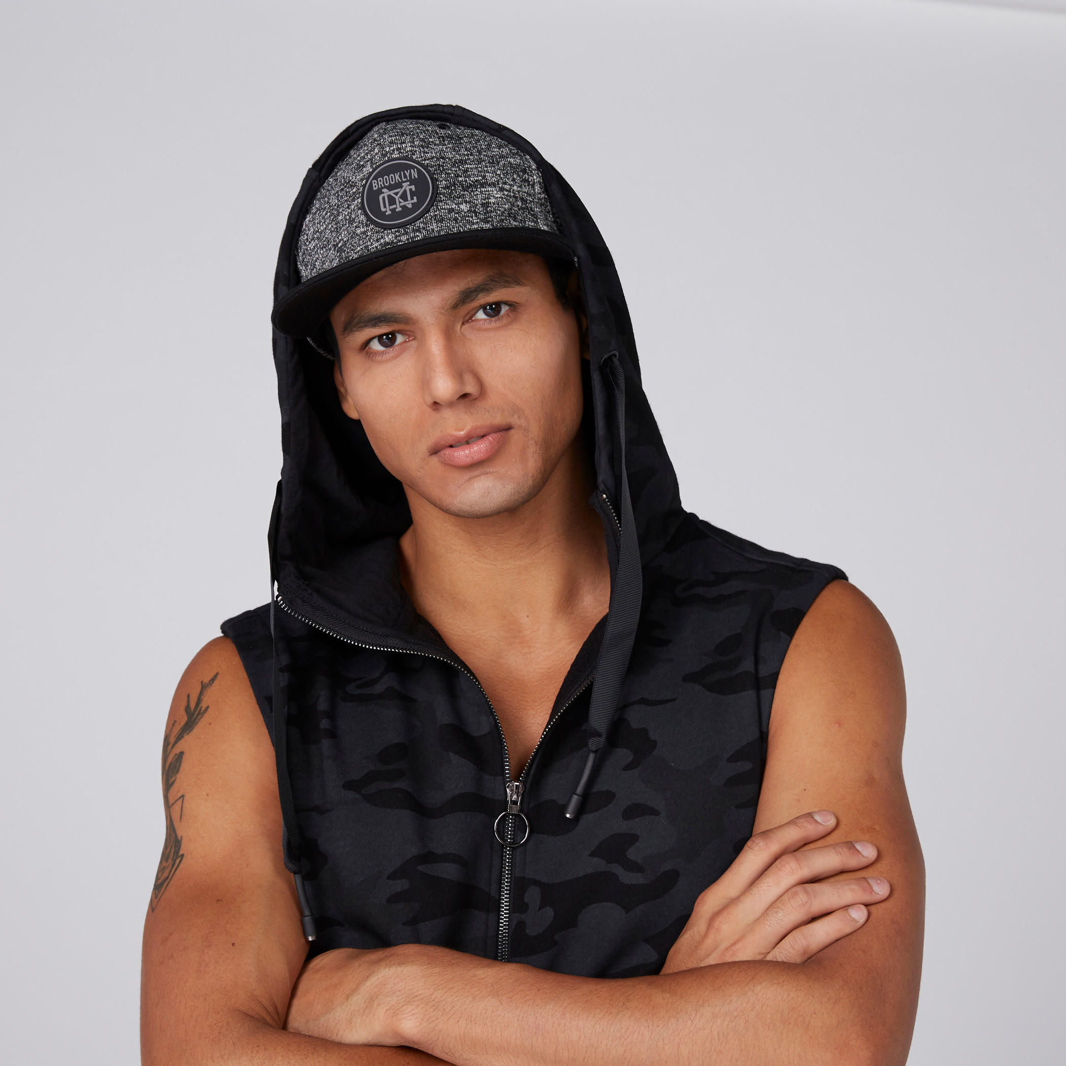 جاكيت دون أكمام بسحّاب إغلاق وقبعة وطبعات-men-clothing-jacketsandblazers-jackets-image-6