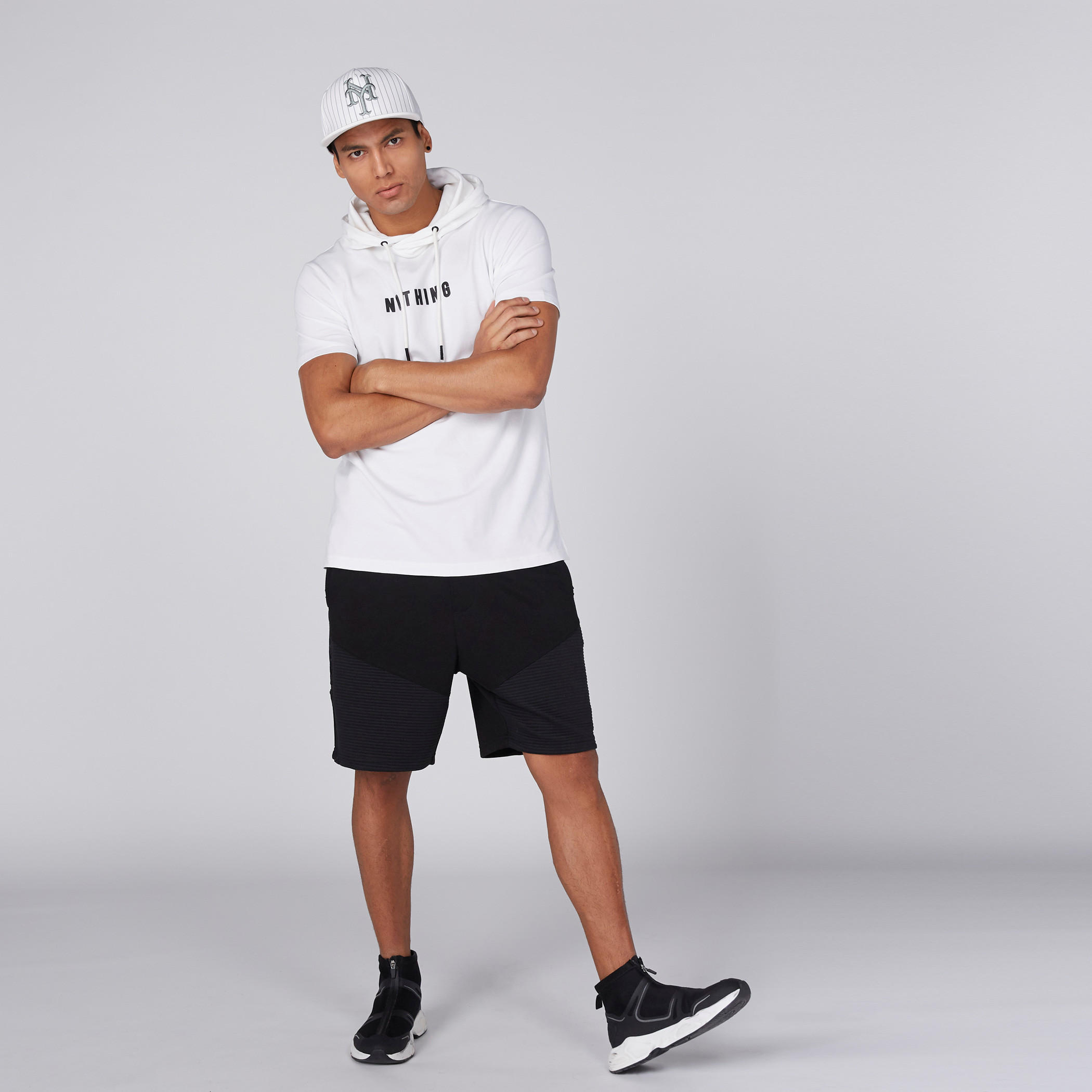 شورت بخصر مطّاطي وجيوب ورباط-men-clothing-bottoms-shorts-image-1