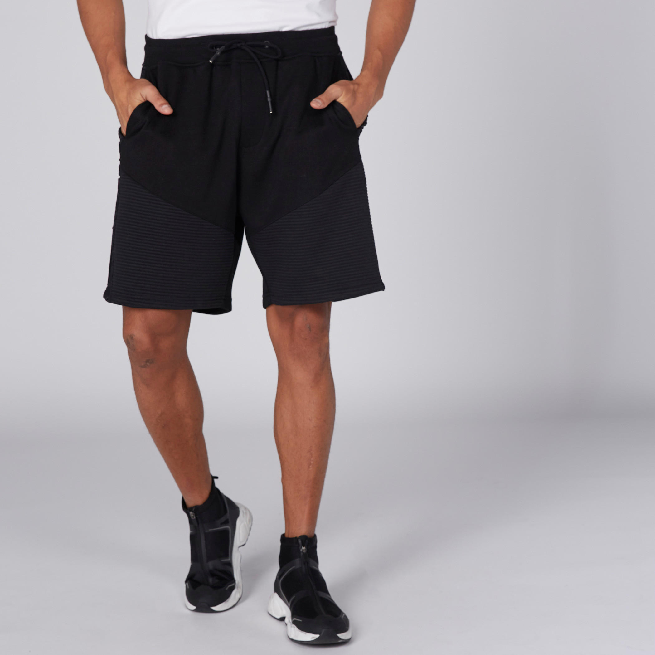 شورت بخصر مطّاطي وجيوب ورباط-men-clothing-bottoms-shorts-image-3