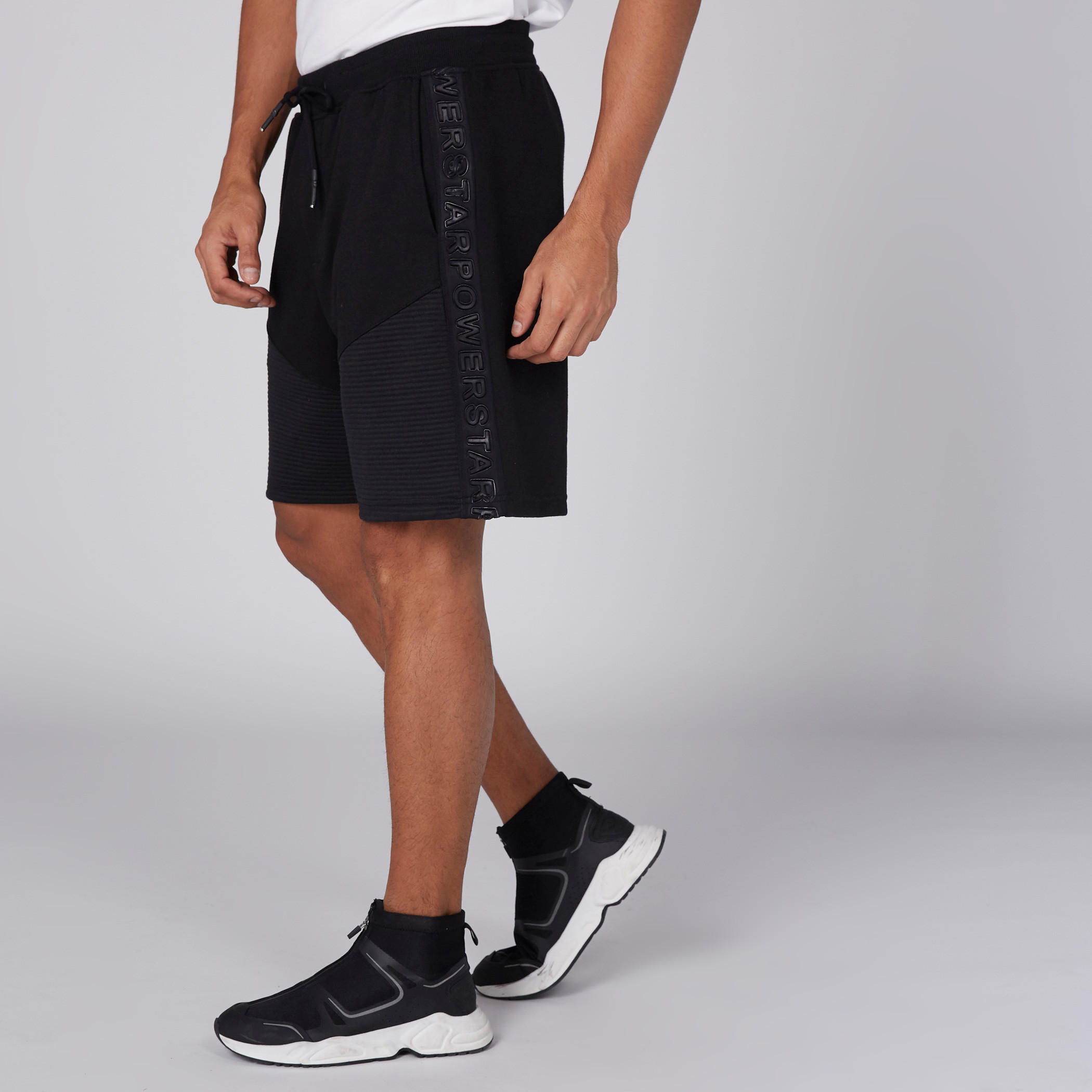 شورت بخصر مطّاطي وجيوب ورباط-men-clothing-bottoms-shorts-image-4