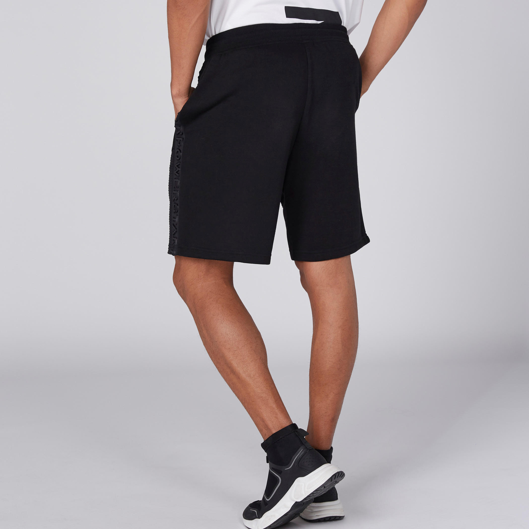 شورت بخصر مطّاطي وجيوب ورباط-men-clothing-bottoms-shorts-image-6