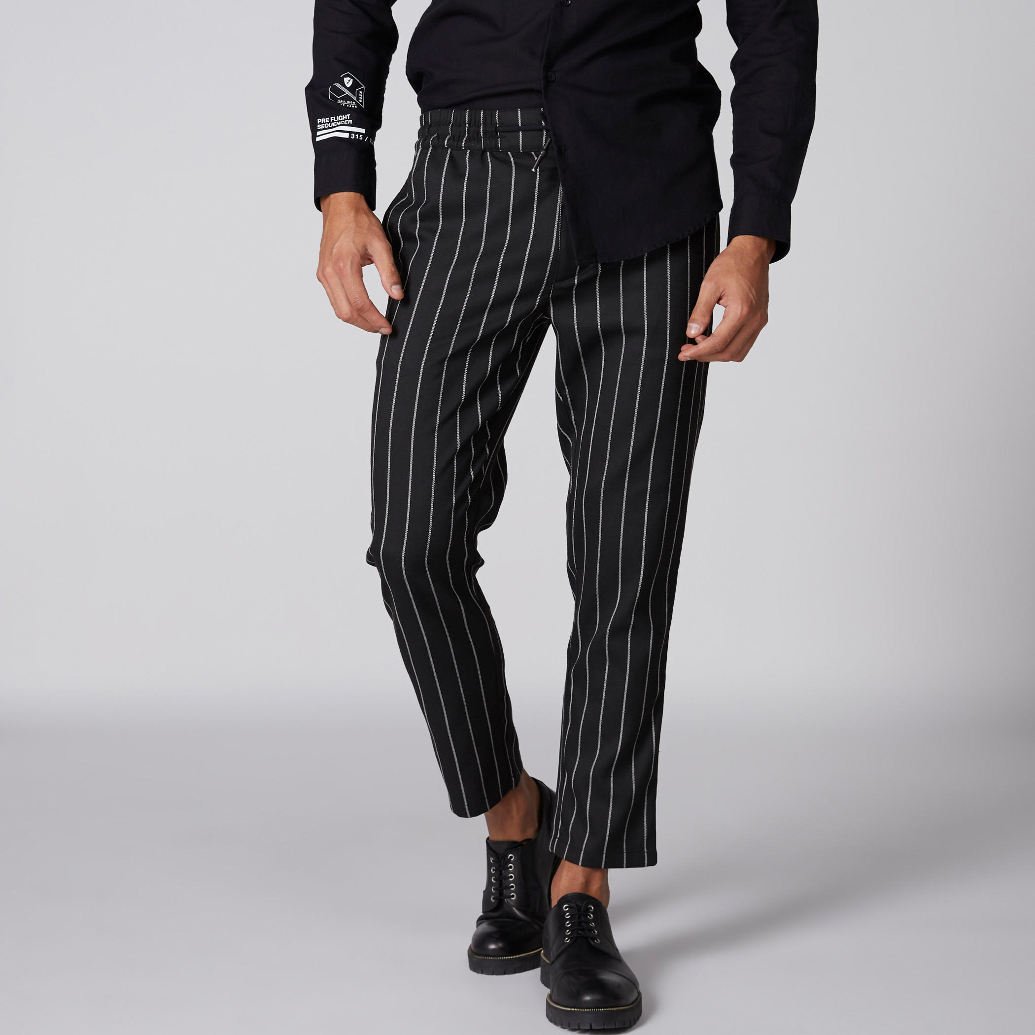 بنطال طويل مقلّم بخصر مطّاطي-men-clothing-bottoms-trousersandchinos-trousers-image-1