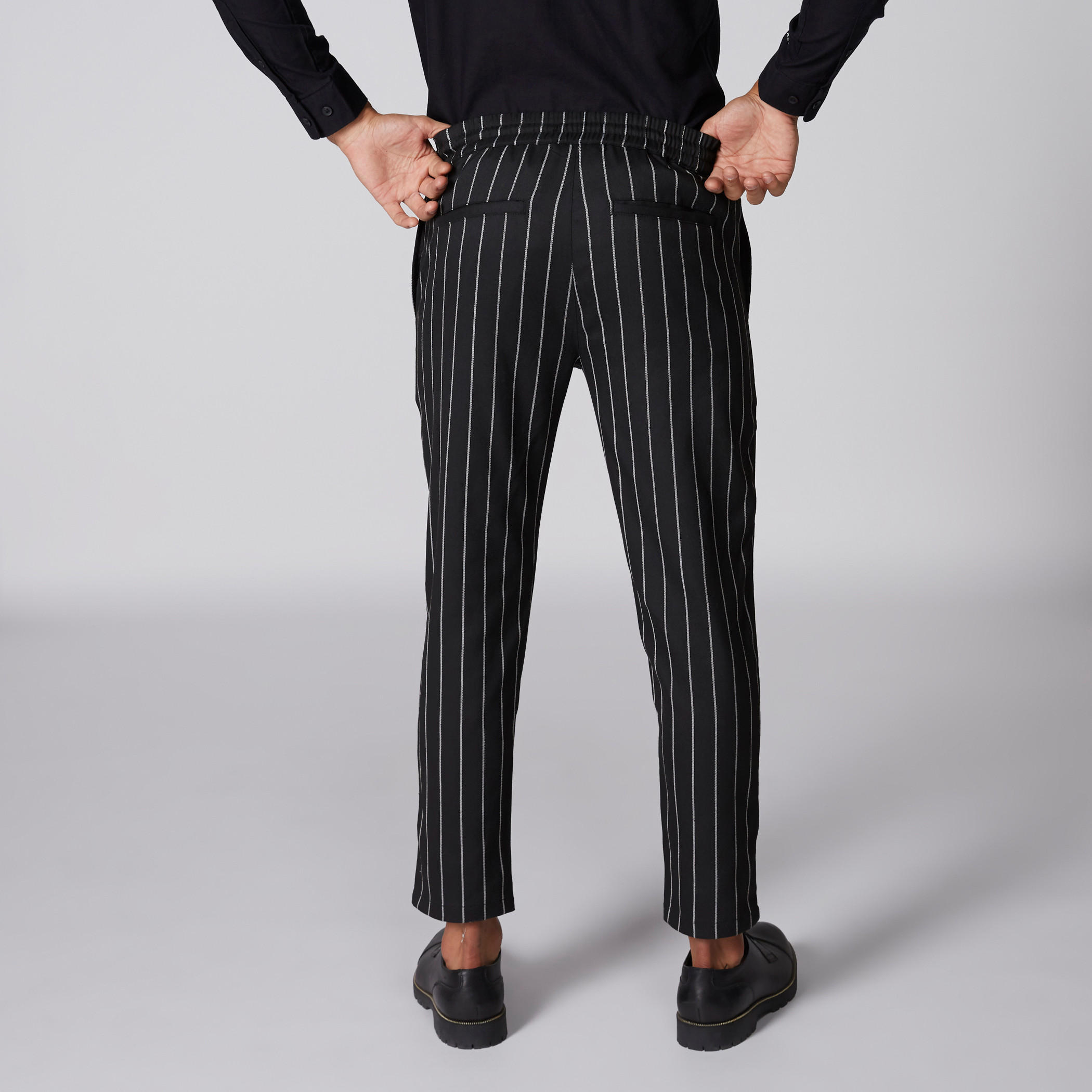 بنطال طويل مقلّم بخصر مطّاطي-men-clothing-bottoms-trousersandchinos-trousers-image-2