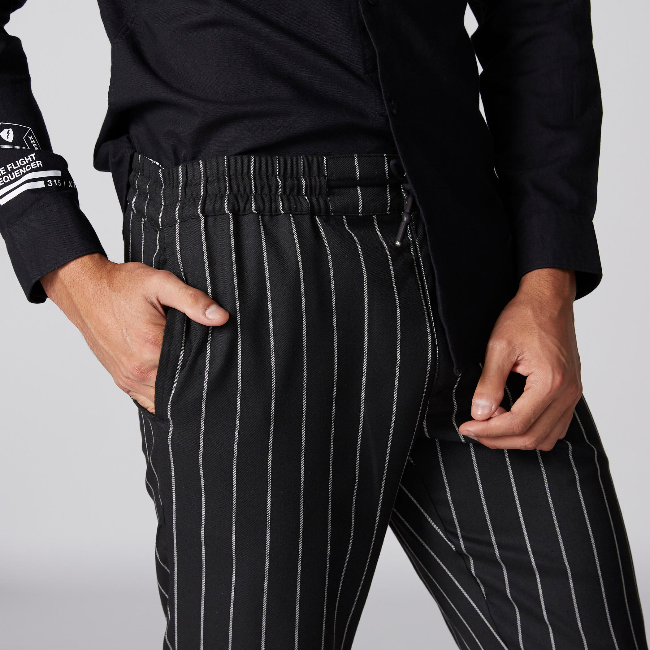 بنطال طويل مقلّم بخصر مطّاطي-men-clothing-bottoms-trousersandchinos-trousers-image-4