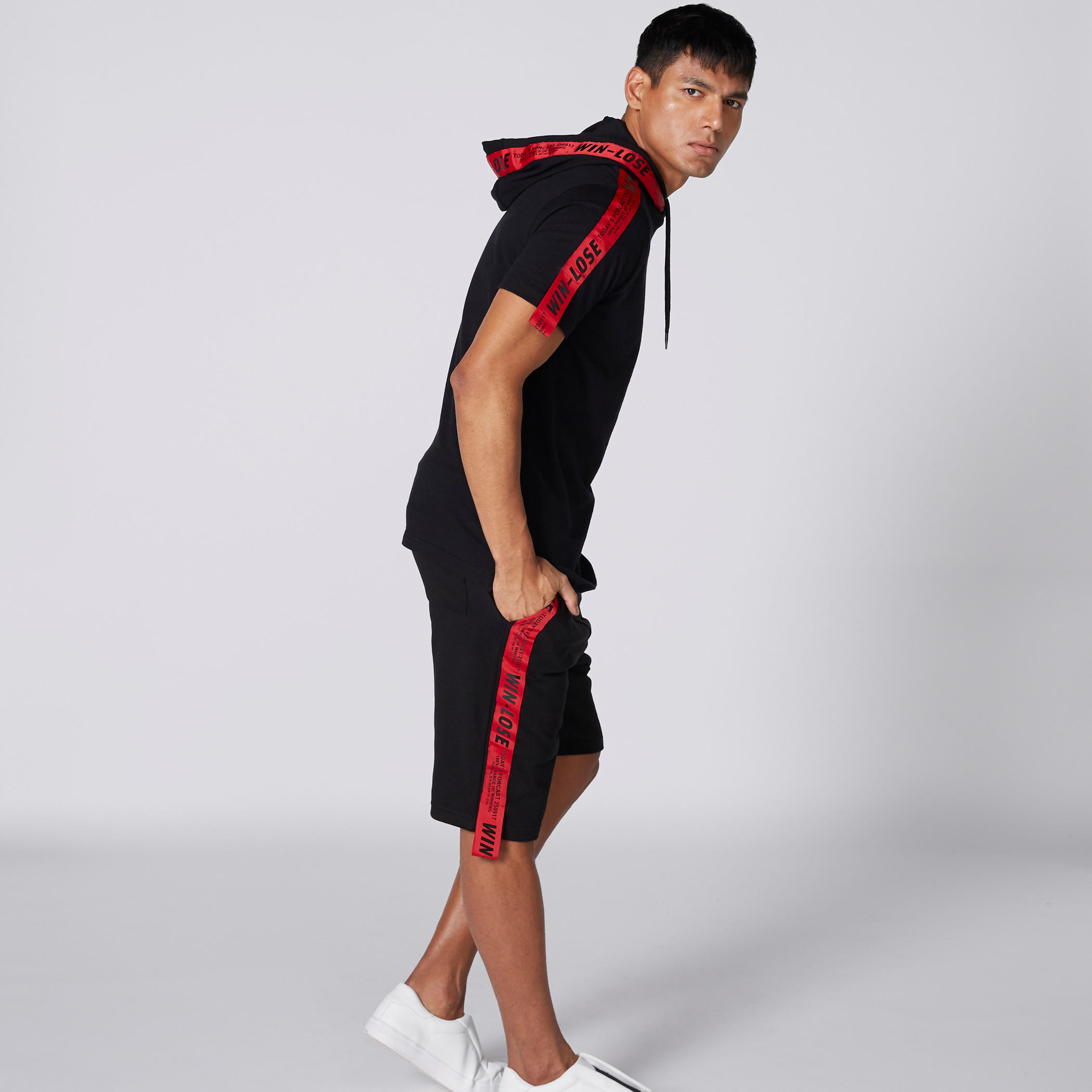 تيشيرت بأكمام قصيرة وطبعات وقبعة-men-clothing-tshirtsandpolos-tshirts-image-4