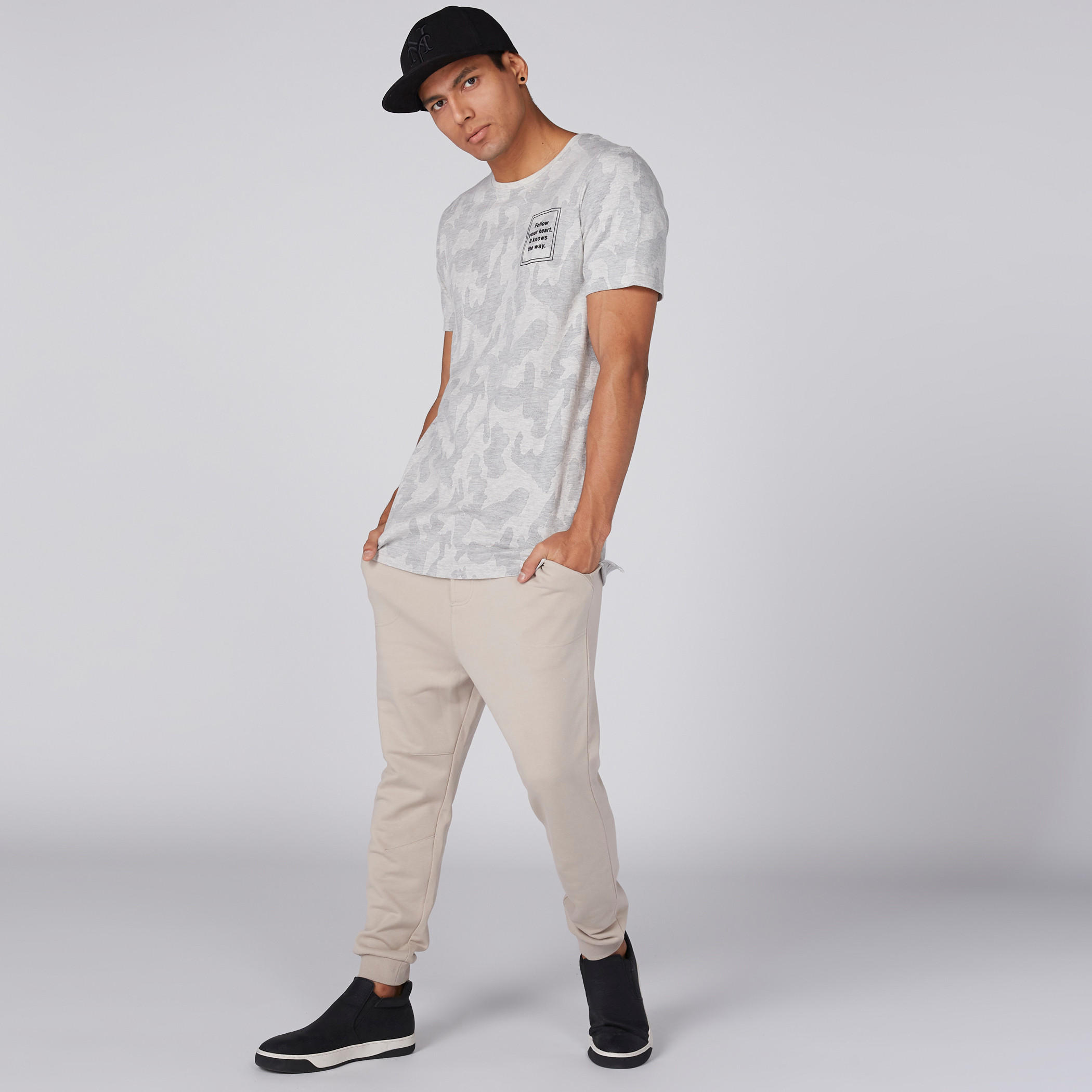 بنطال رياضي بخصر مطاطي ورباط وجيوب-men-clothing-bottoms-trousersandchinos-trousers-image-1