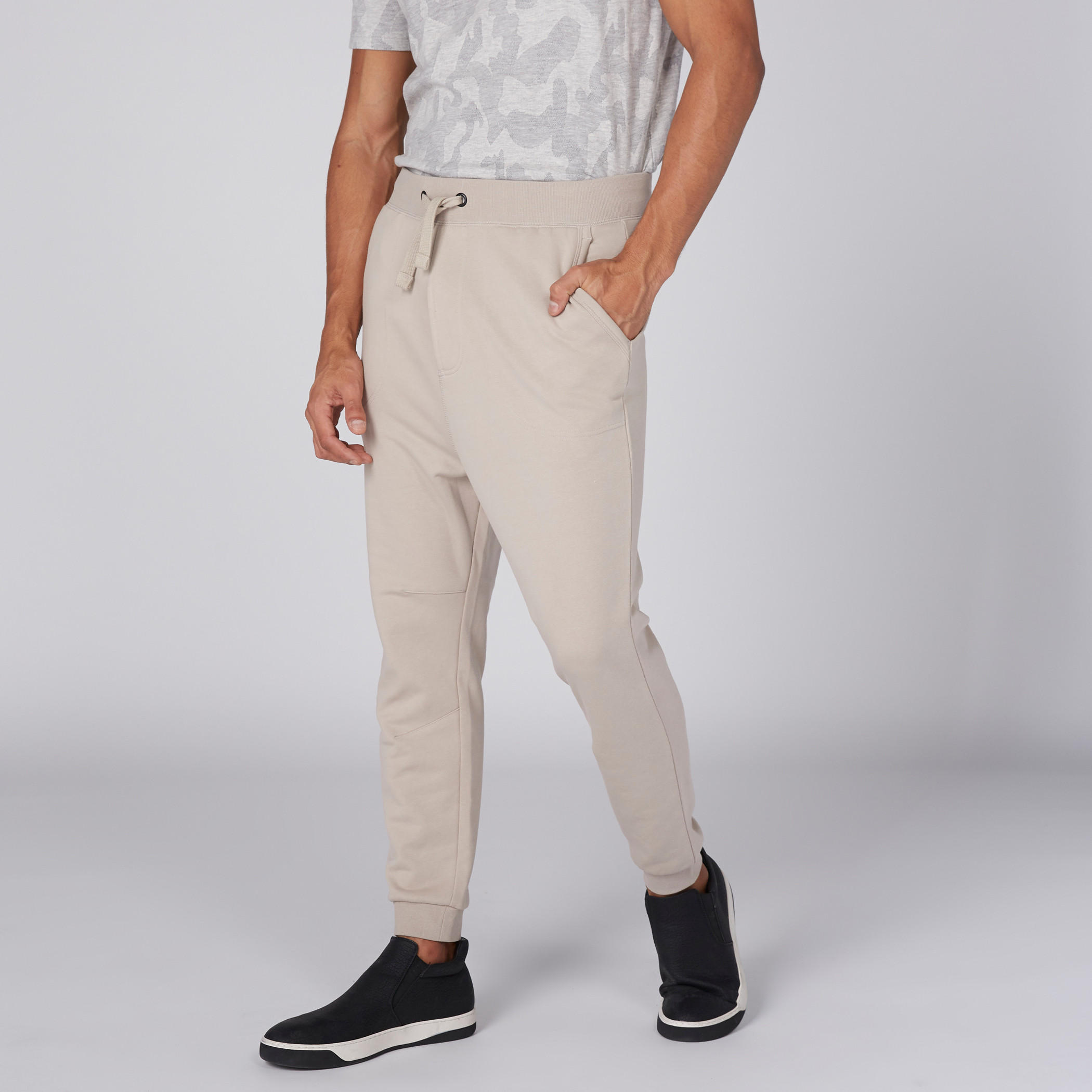 بنطال رياضي بخصر مطاطي ورباط وجيوب-men-clothing-bottoms-trousersandchinos-trousers-image-2