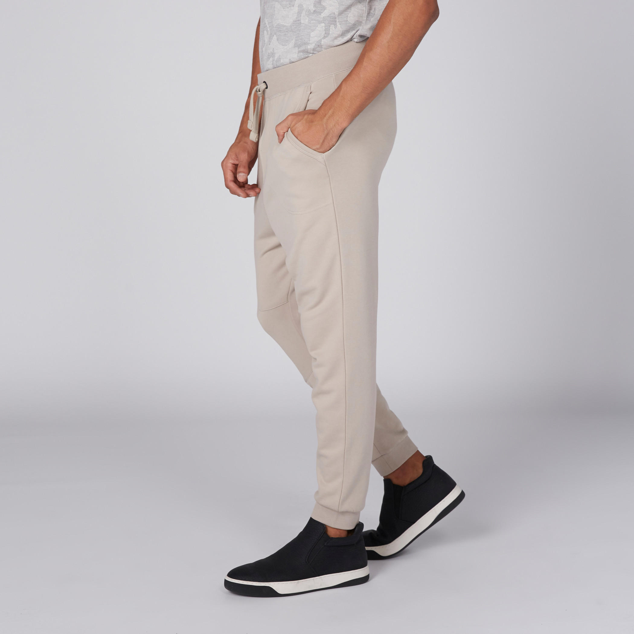 بنطال رياضي بخصر مطاطي ورباط وجيوب-men-clothing-bottoms-trousersandchinos-trousers-image-3