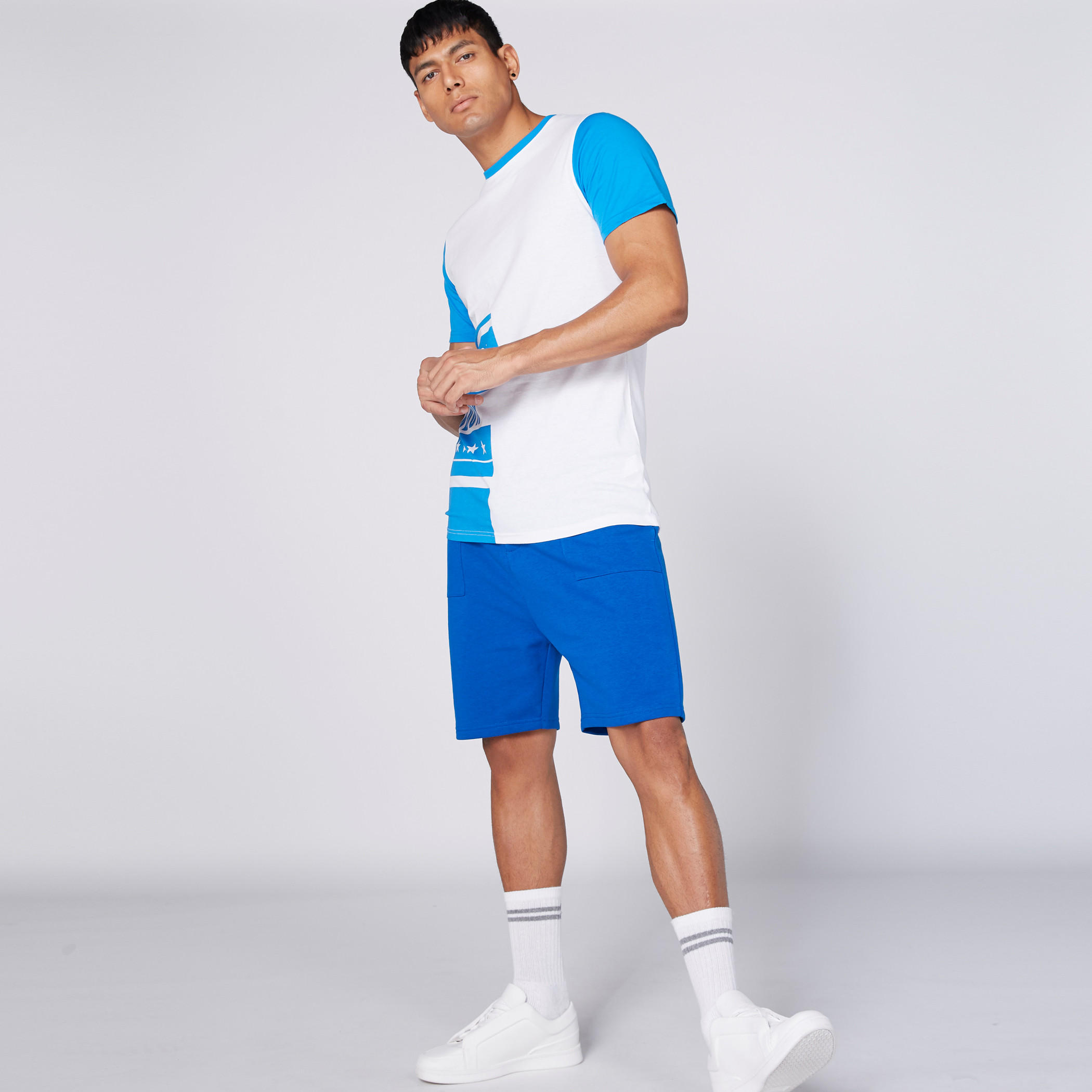 شورت بخصر مطّاطي وجيوب ورباط-men-clothing-bottoms-shorts-image-1