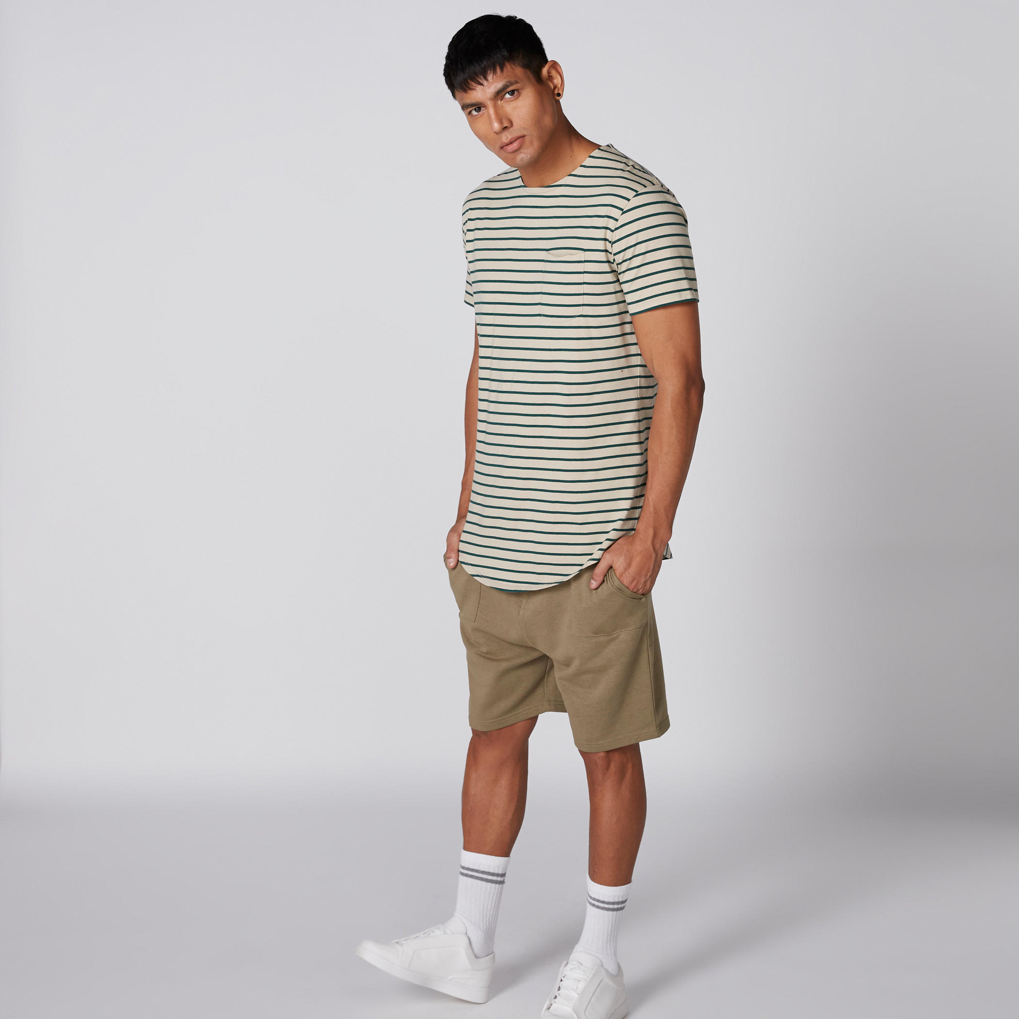 شورت بخصر مطّاطي وجيوب ورباط-men-clothing-bottoms-shorts-image-1