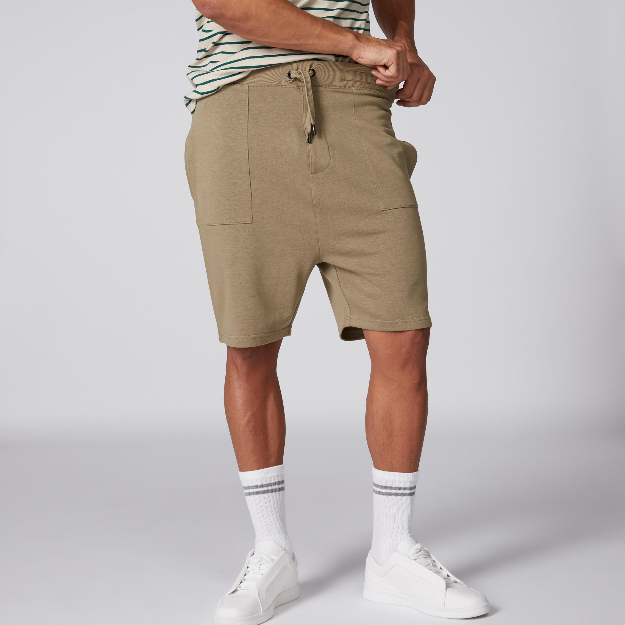 شورت بخصر مطّاطي وجيوب ورباط-men-clothing-bottoms-shorts-image-3