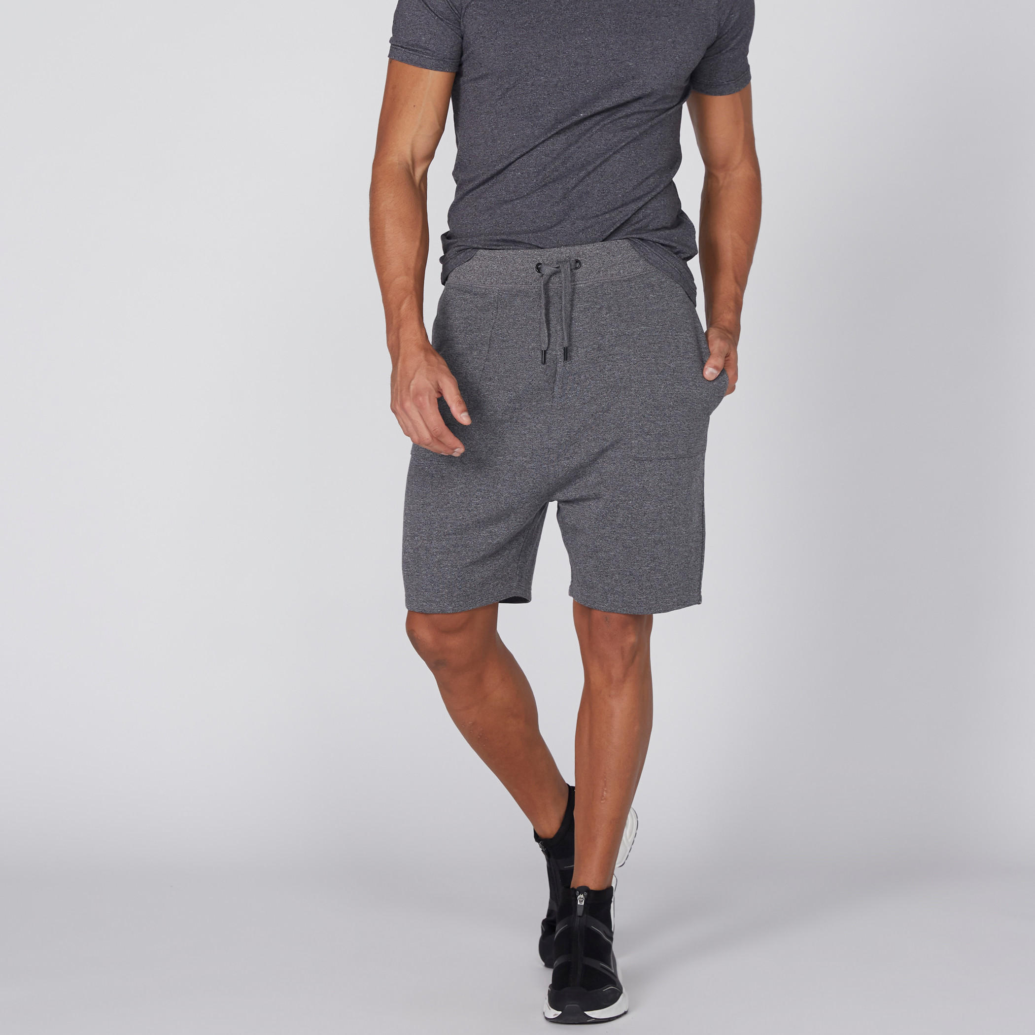 شورت بجيوب وخصر مطّاطي ورباط-men-clothing-bottoms-shorts-image-1