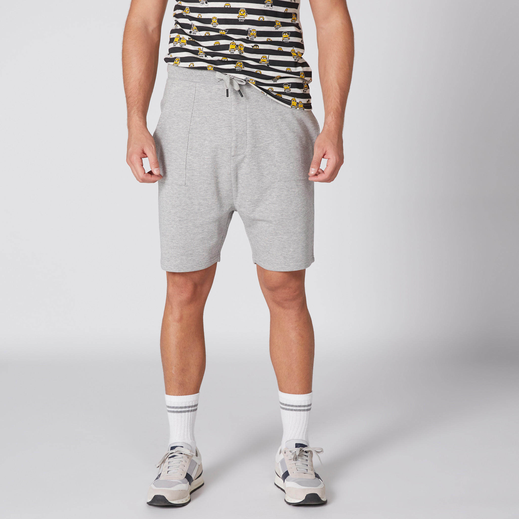 شورت بخصر مطّاطي وجيوب ورباط-men-clothing-bottoms-shorts-image-1