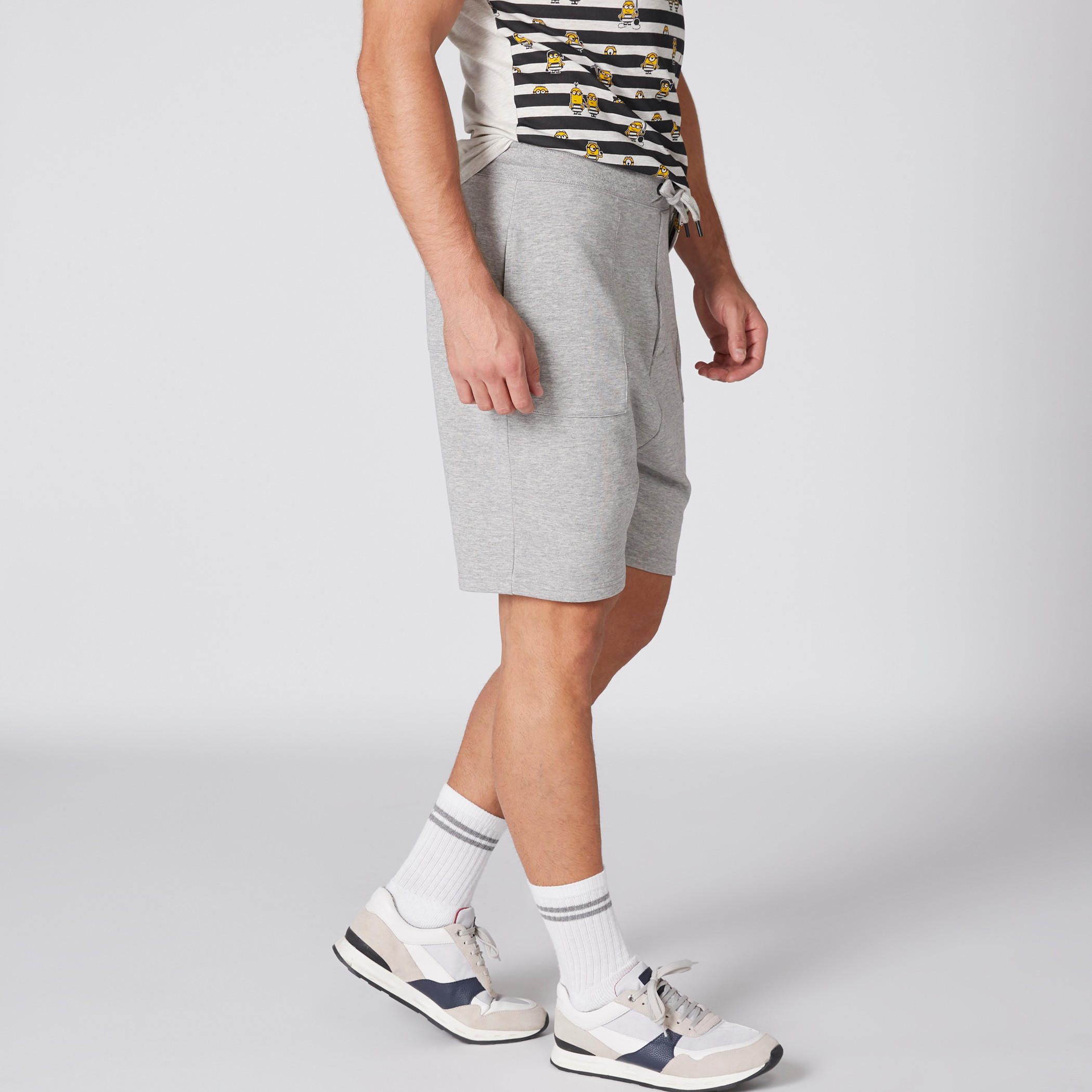 شورت بخصر مطّاطي وجيوب ورباط-men-clothing-bottoms-shorts-image-3