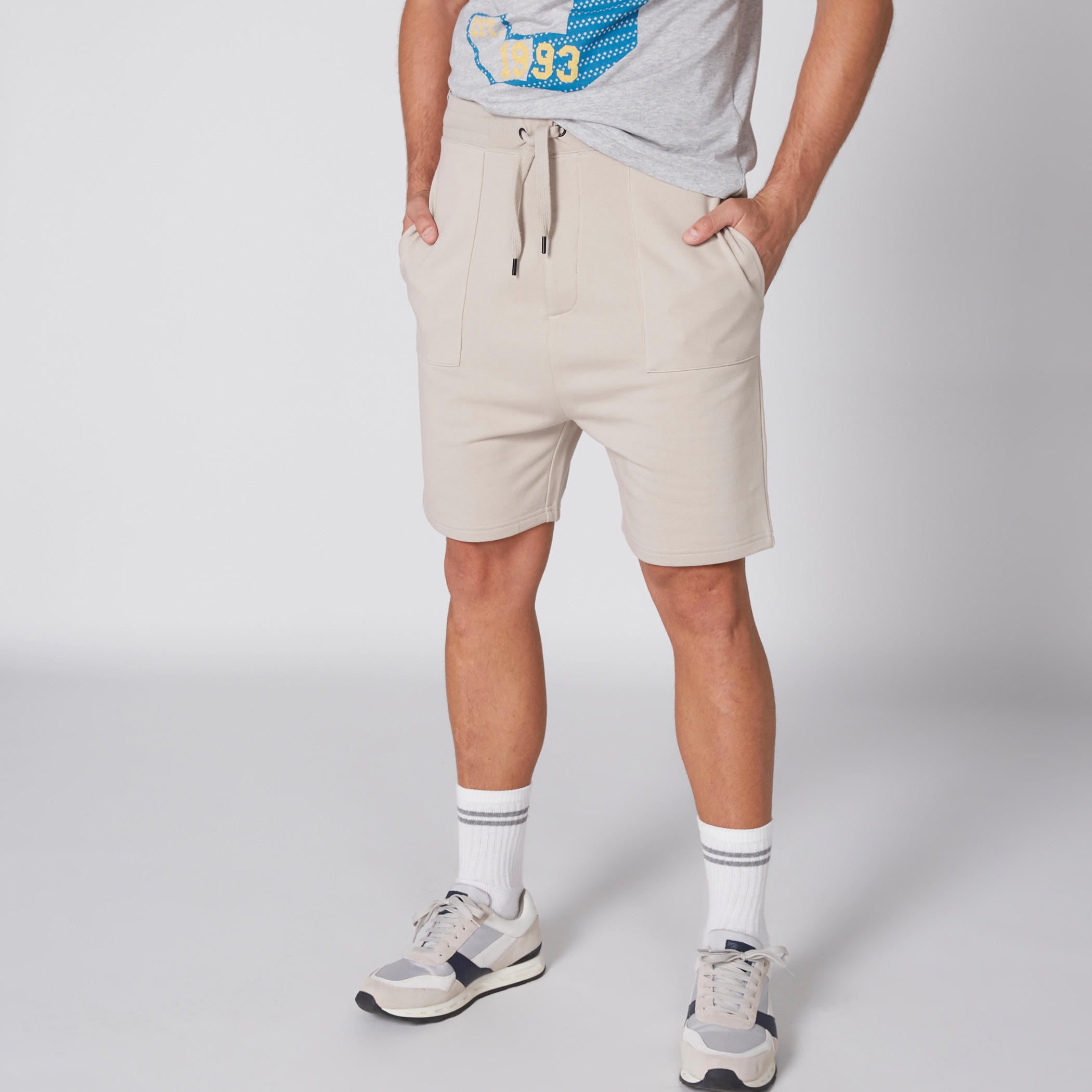 شورت بخصر مطّاطي وجيوب ورباط-men-clothing-bottoms-shorts-image-1