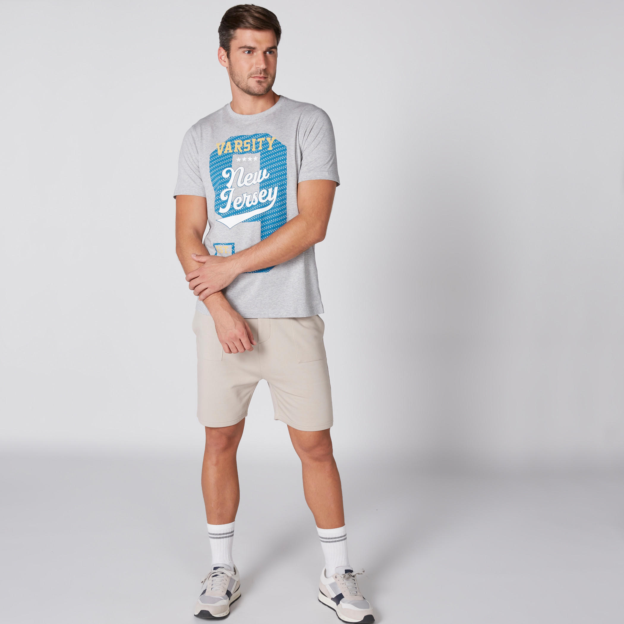 شورت بخصر مطّاطي وجيوب ورباط-men-clothing-bottoms-shorts-image-2
