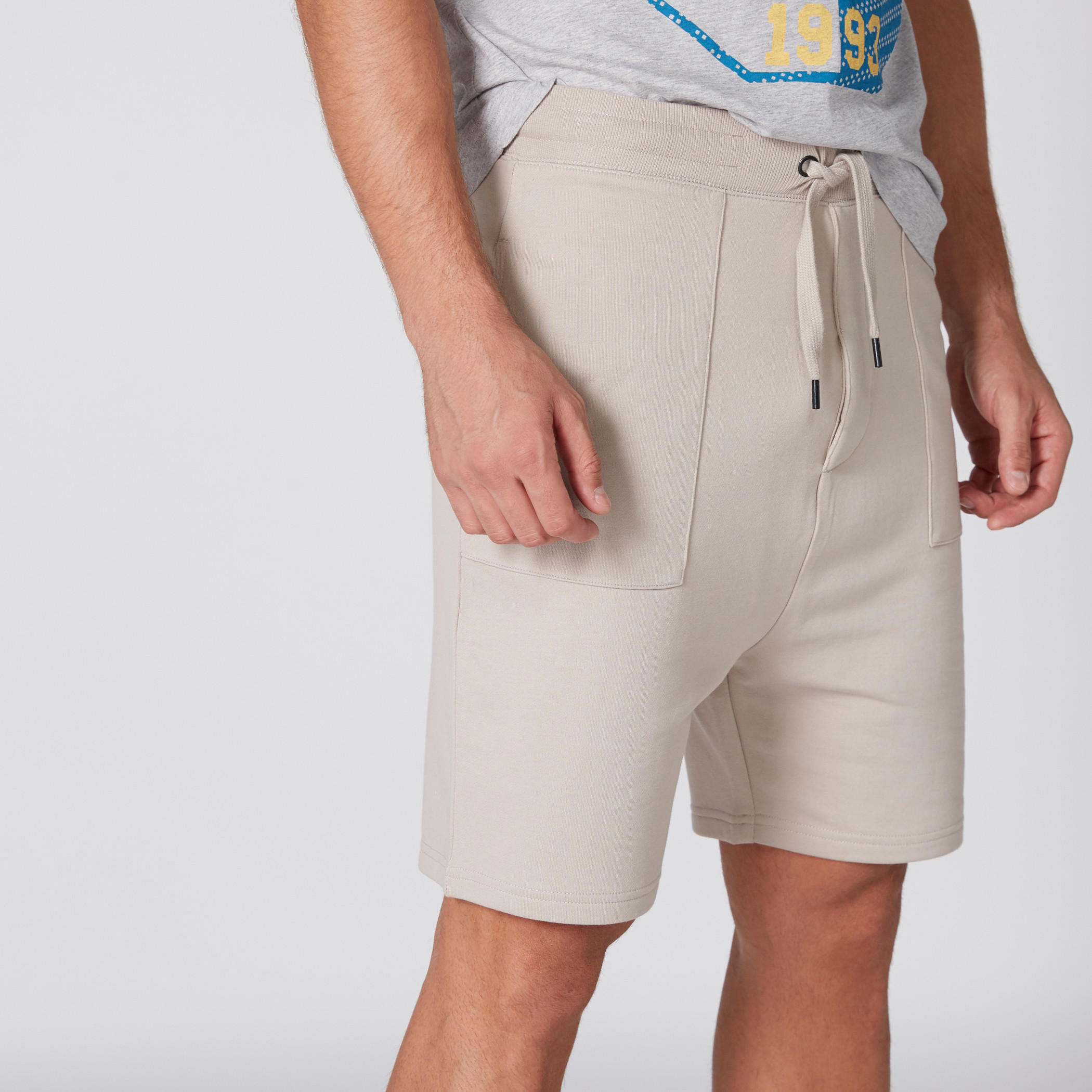 شورت بخصر مطّاطي وجيوب ورباط-men-clothing-bottoms-shorts-image-3