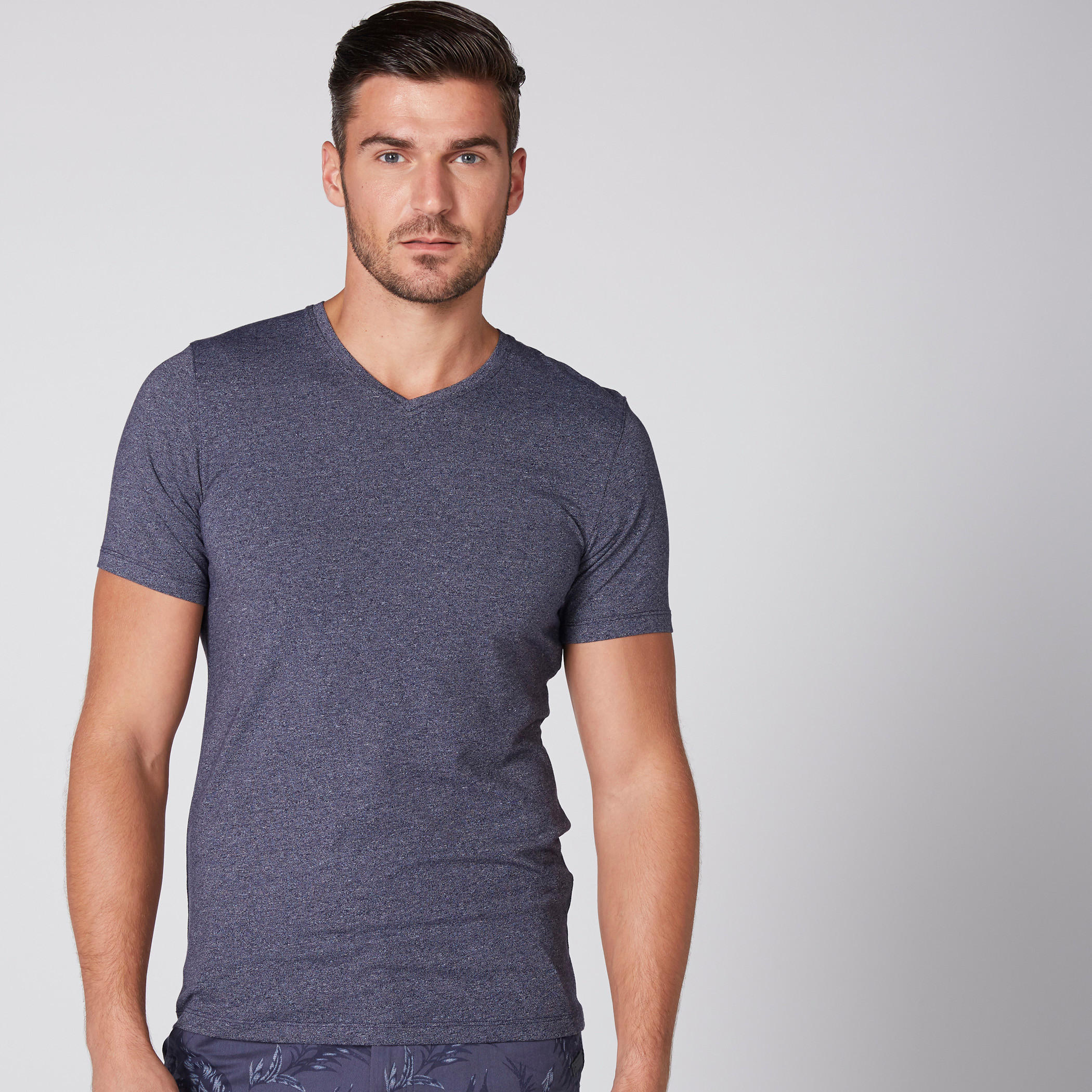 تيشيرت بياقة V وأكمام قصيرة-men-clothing-tshirtsandpolos-tshirts-image-1