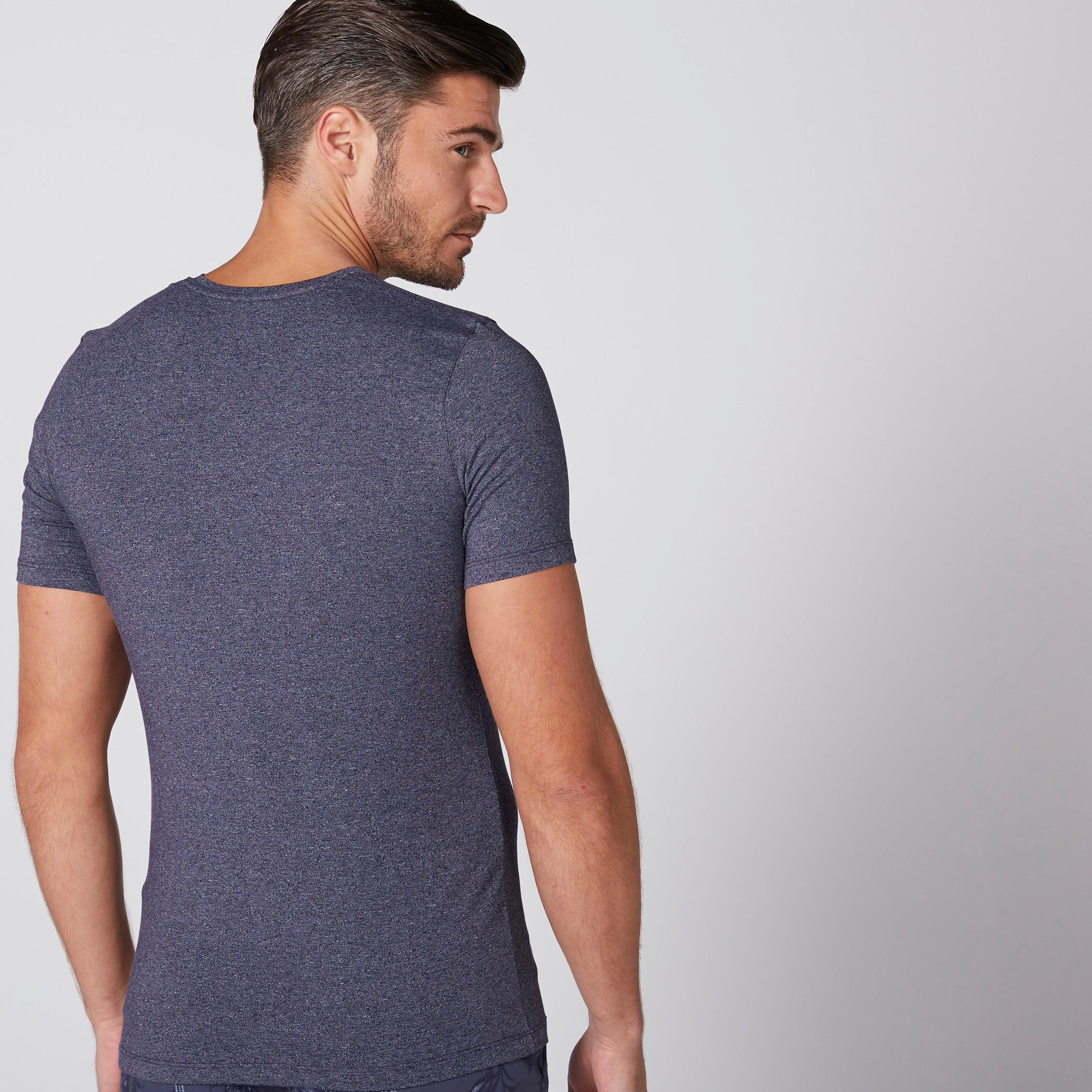 تيشيرت بياقة V وأكمام قصيرة-men-clothing-tshirtsandpolos-tshirts-image-2