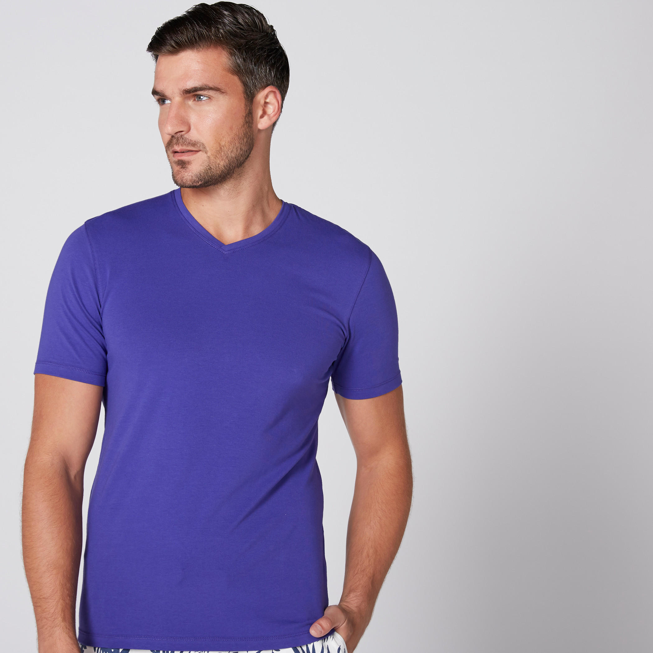 تيشيرت بياقة V وأكمام قصيرة-men-clothing-tshirtsandpolos-tshirts-image-1