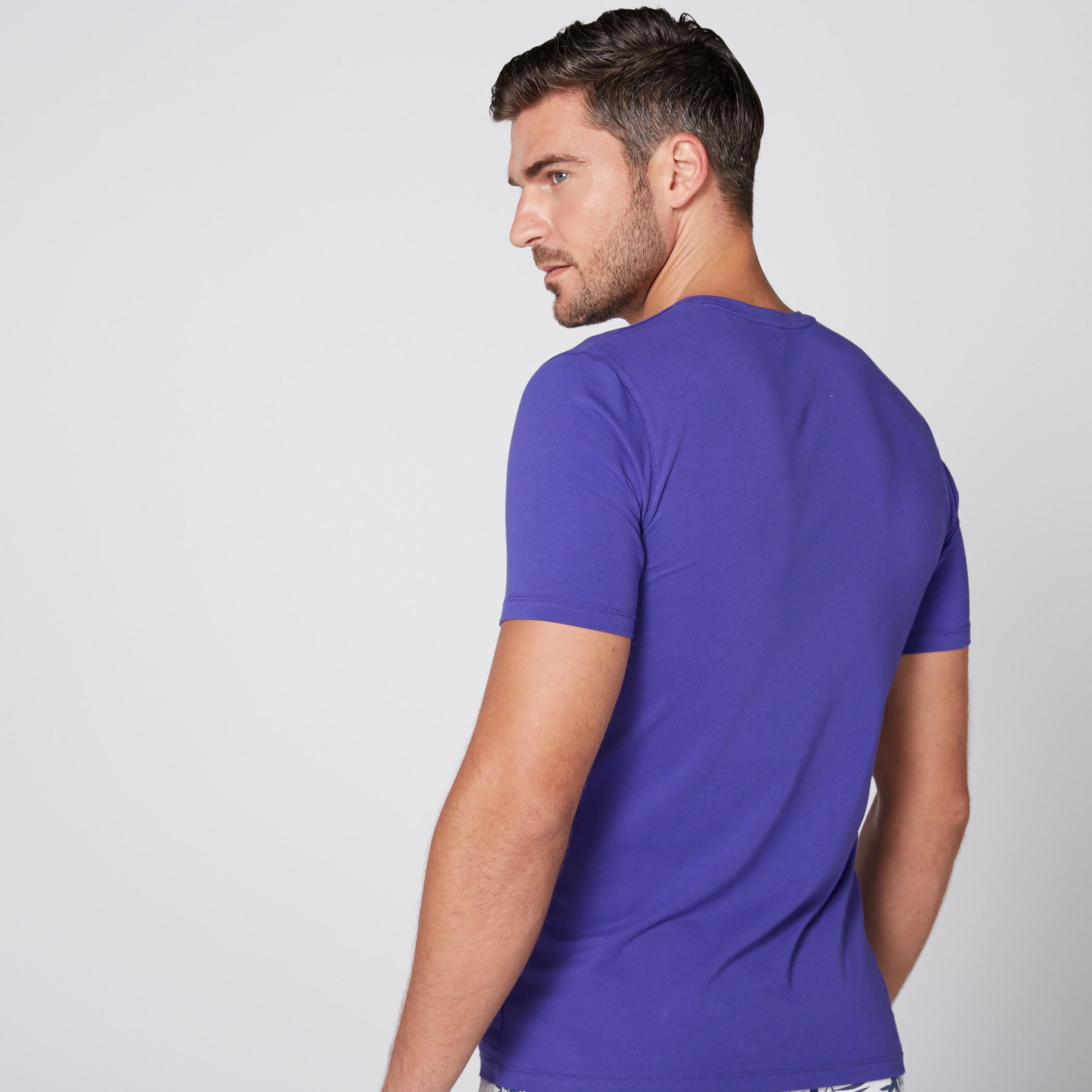 تيشيرت بياقة V وأكمام قصيرة-men-clothing-tshirtsandpolos-tshirts-image-2