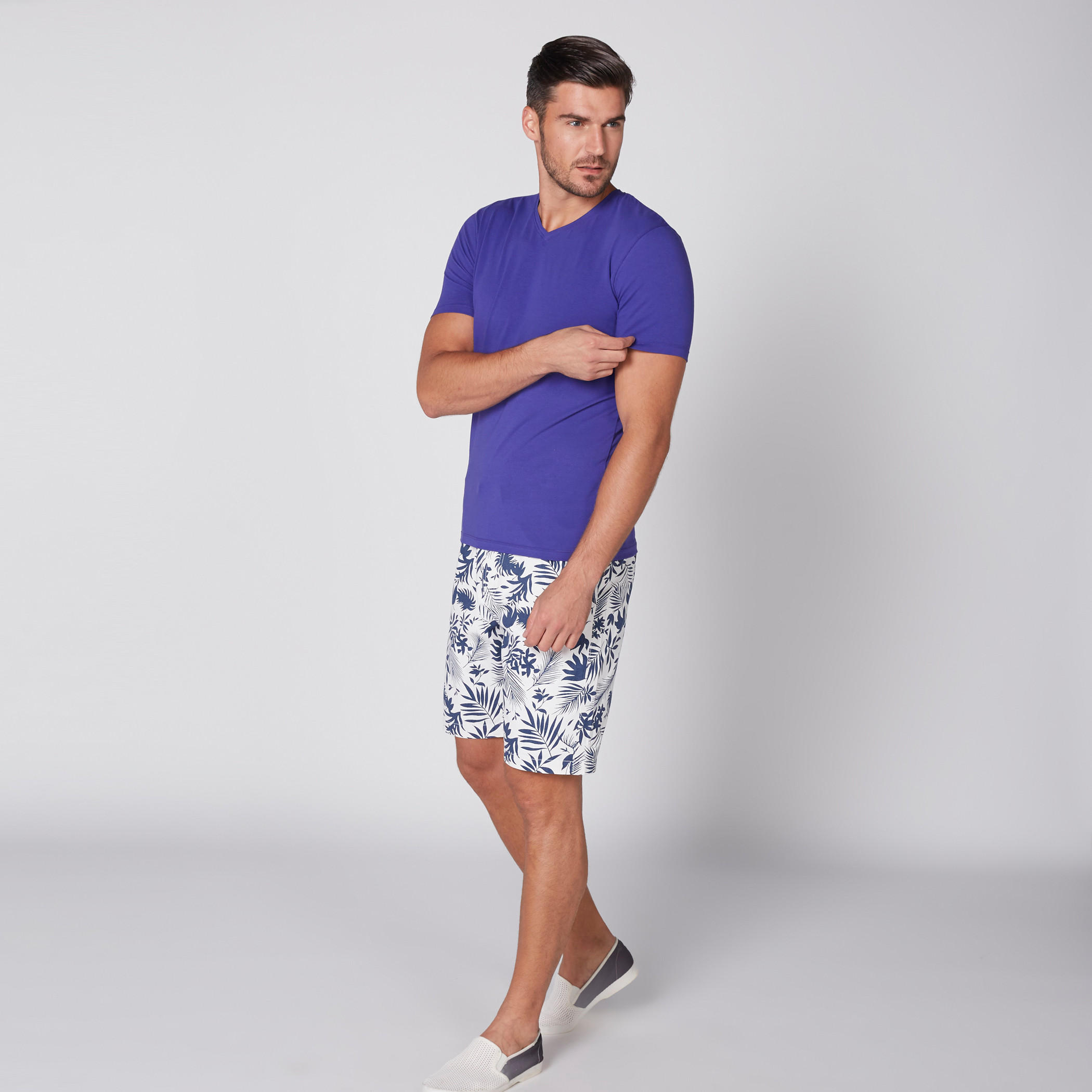 تيشيرت بياقة V وأكمام قصيرة-men-clothing-tshirtsandpolos-tshirts-image-3