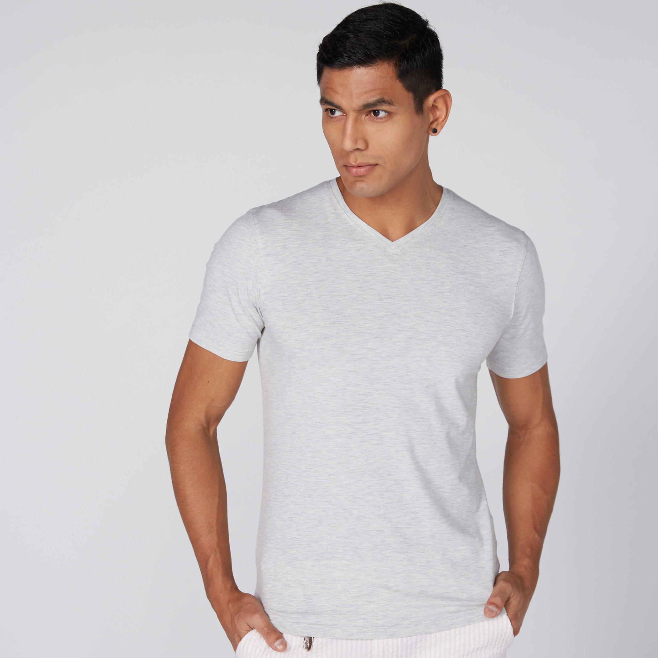 تيشيرت بياقة V وأكمام قصيرة-men-clothing-tshirtsandpolos-tshirts-image-1