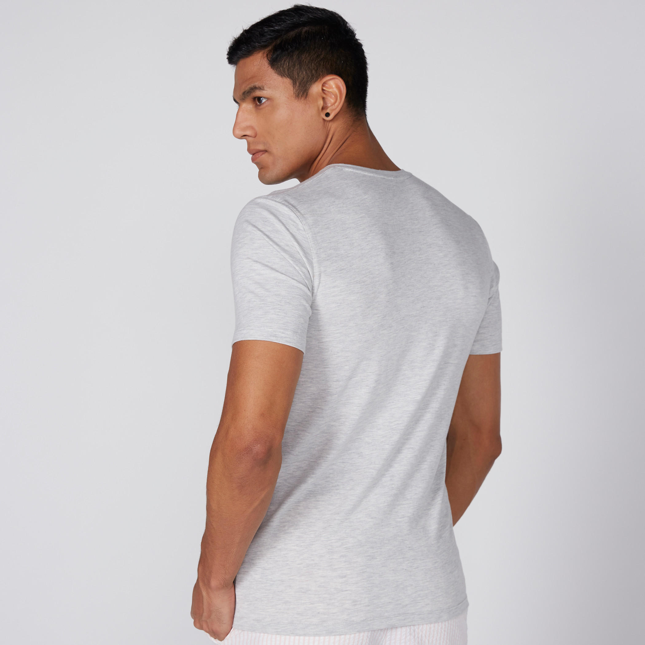 تيشيرت بياقة V وأكمام قصيرة-men-clothing-tshirtsandpolos-tshirts-image-2