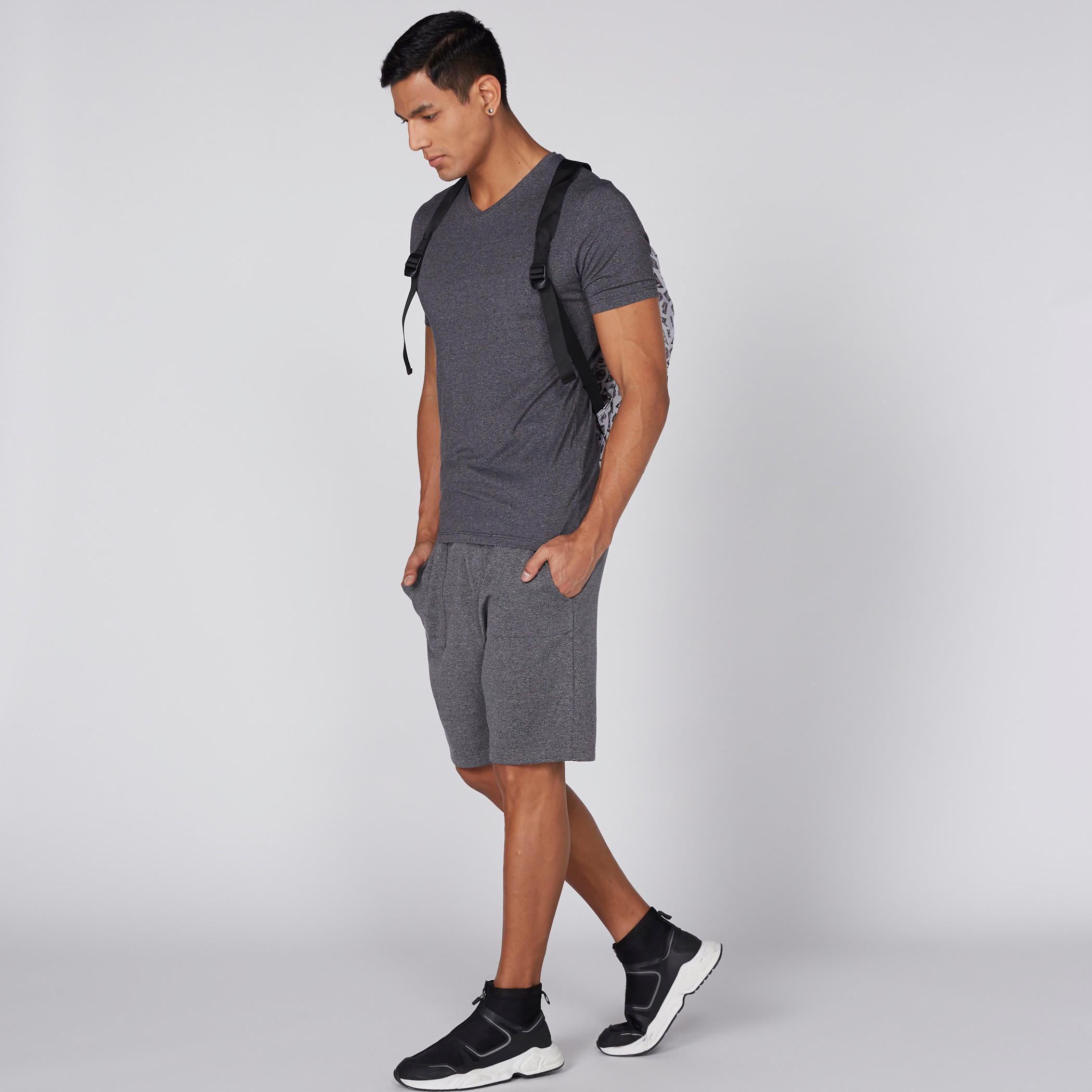 تيشيرت بياقة V وأكمام قصيرة-men-clothing-tshirtsandpolos-tshirts-image-1