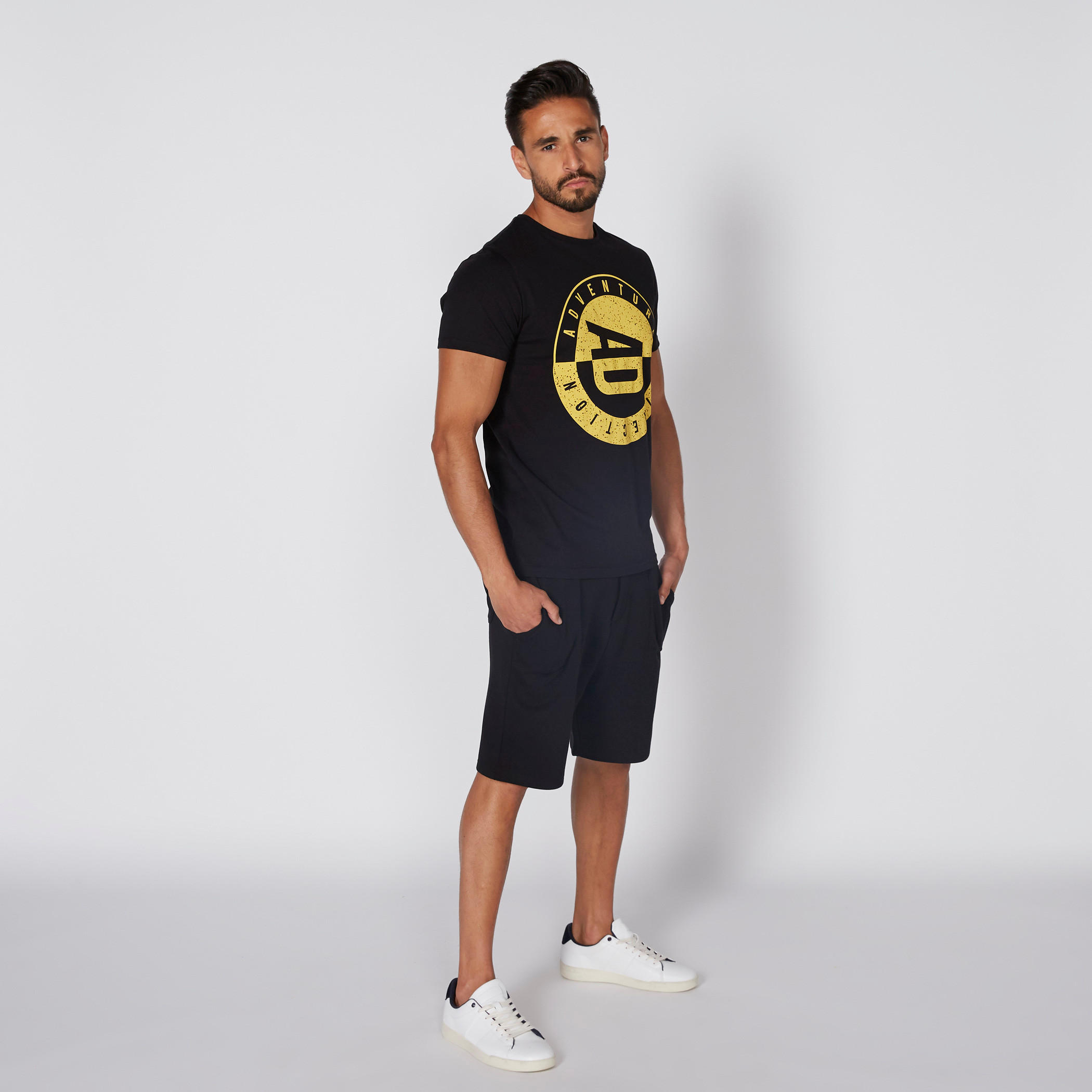 تيشيرت بياقة ضيقة وأكمام قصيرة وطبعات-men-clothing-tshirtsandpolos-tshirts-image-3