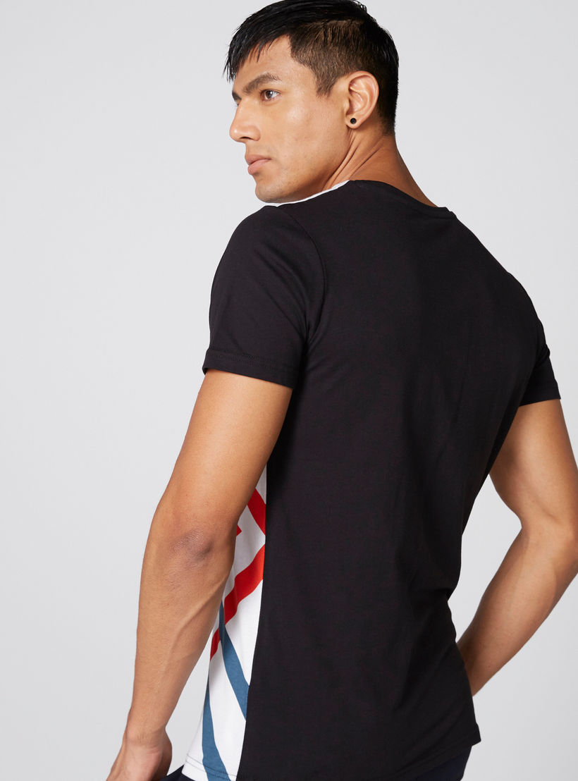 تيشيرت بطبعات وياقة مستديرة وأكمام قصيرة-men-clothing-tshirtsandpolos-tshirts-image-2