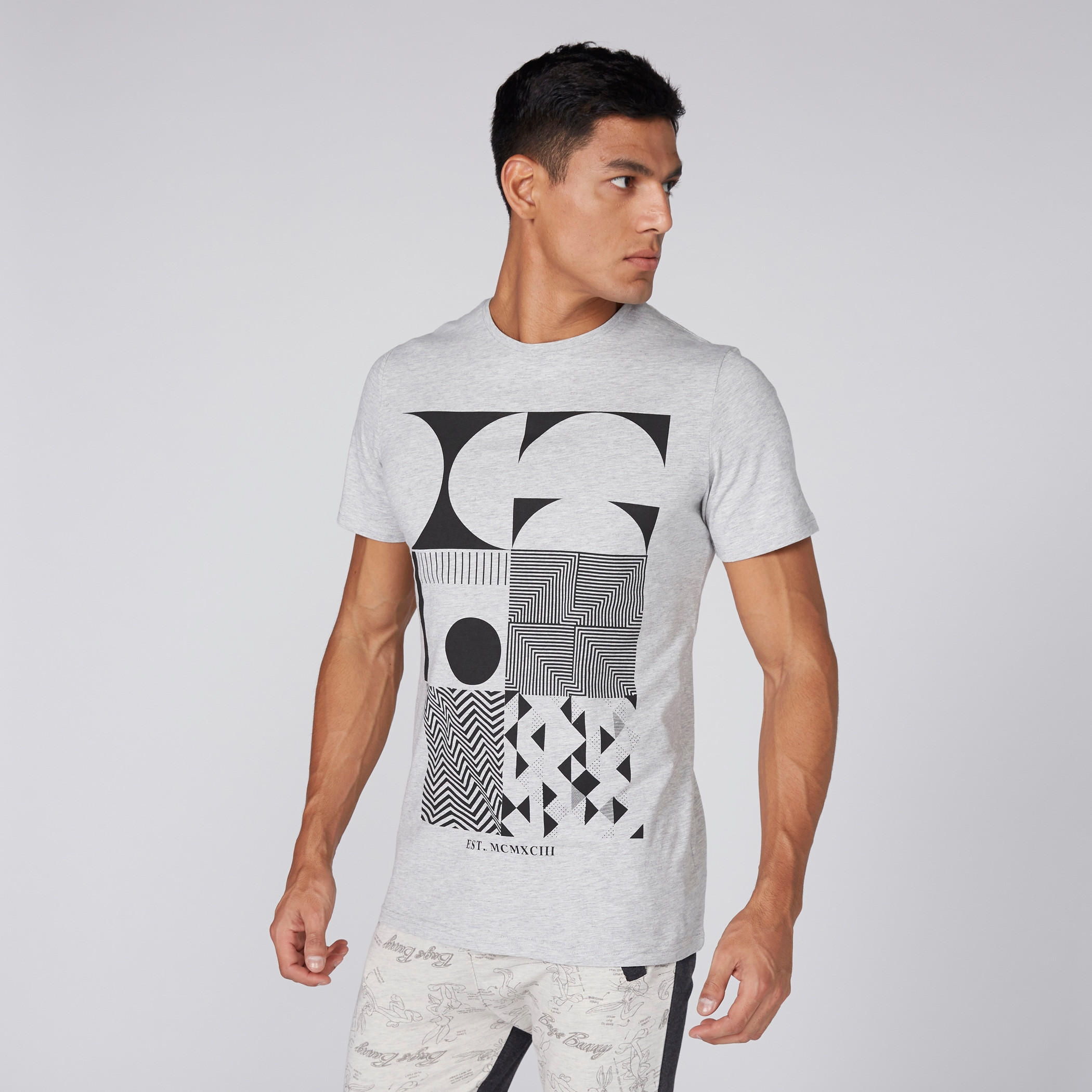 تيشيرت بياقة ضيّقة وأكمام قصيرة وطبعات-men-clothing-tshirtsandpolos-tshirts-image-1