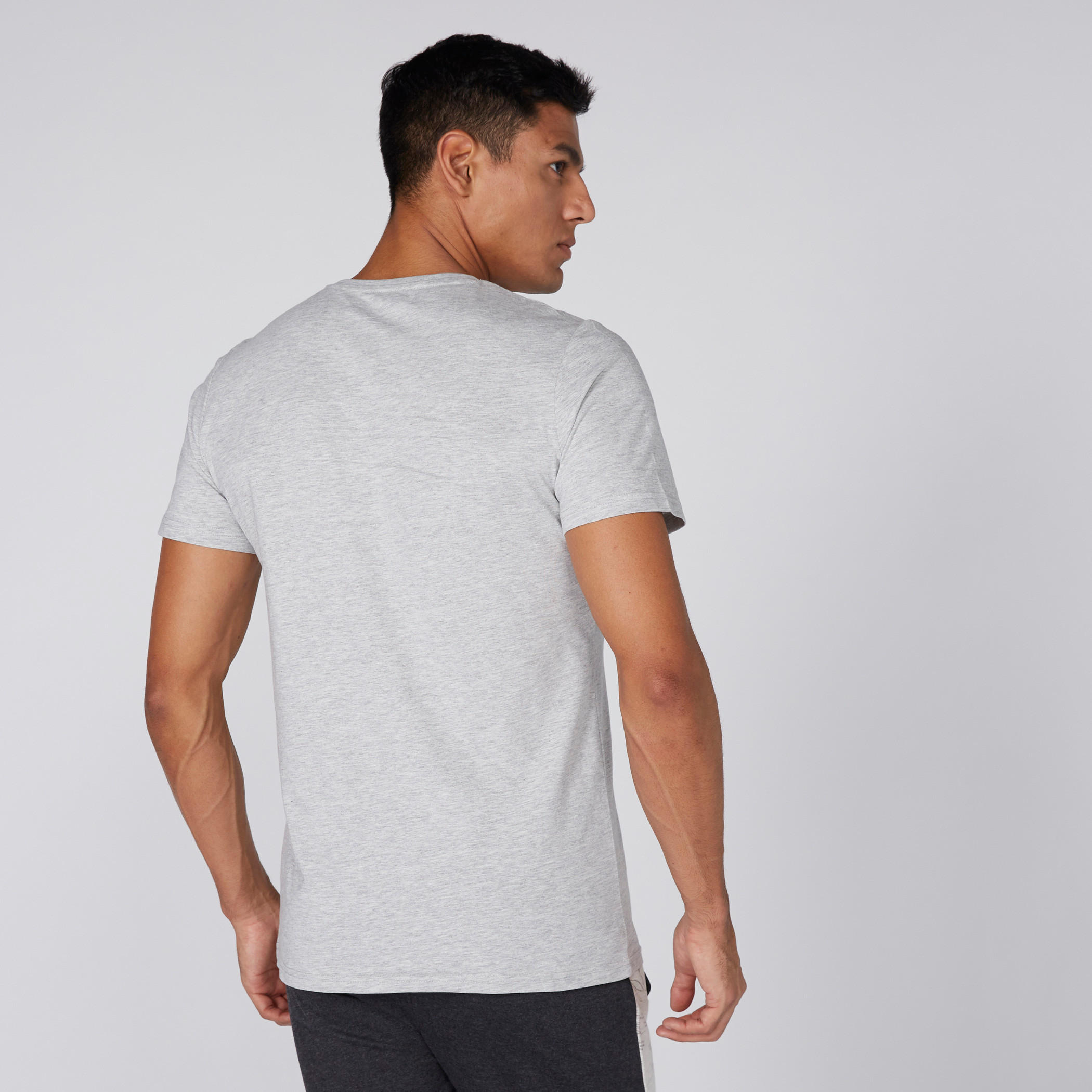 تيشيرت بياقة ضيّقة وأكمام قصيرة وطبعات-men-clothing-tshirtsandpolos-tshirts-image-2